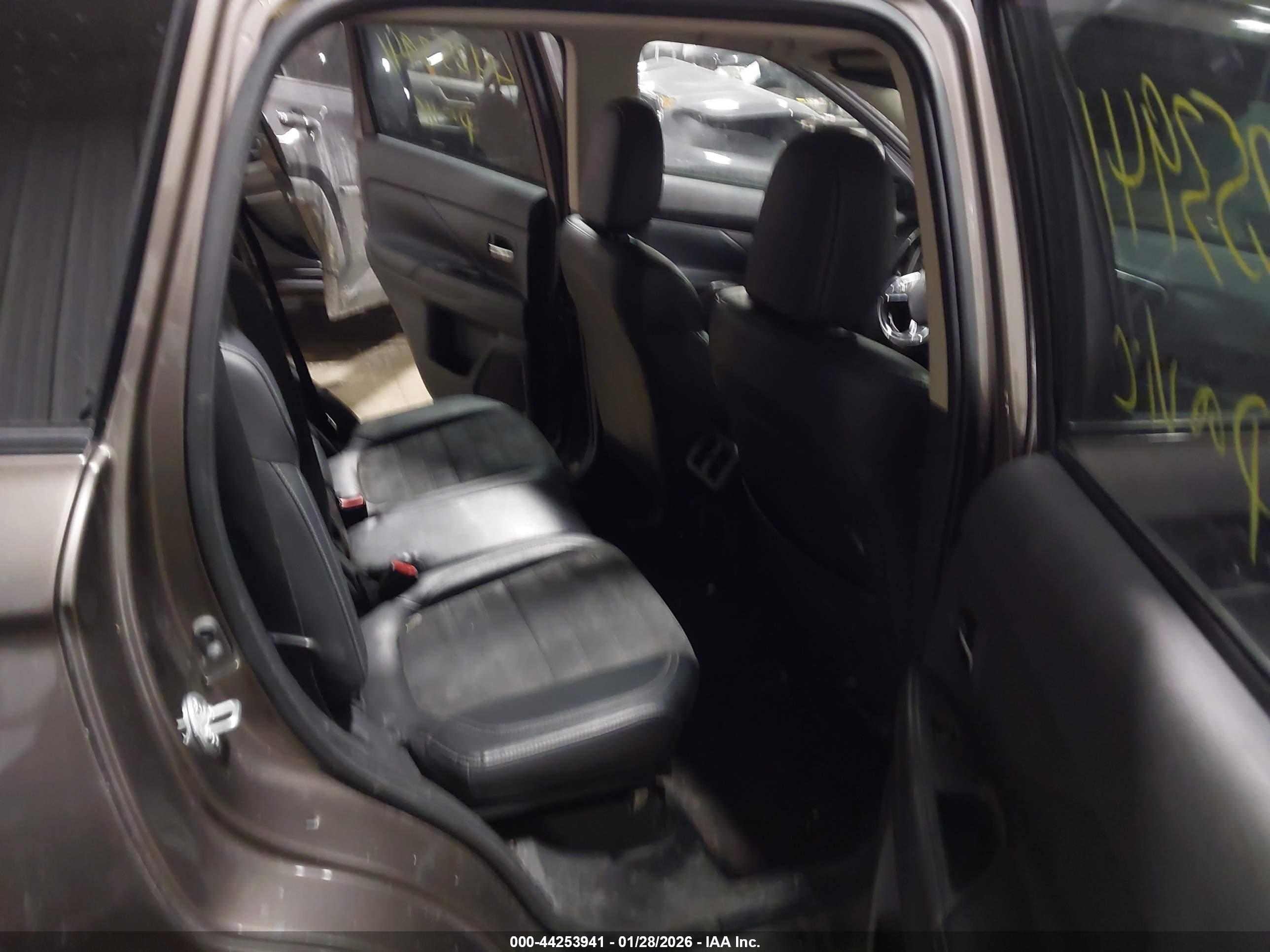 MITSUBISHI OUTLANDER image 8