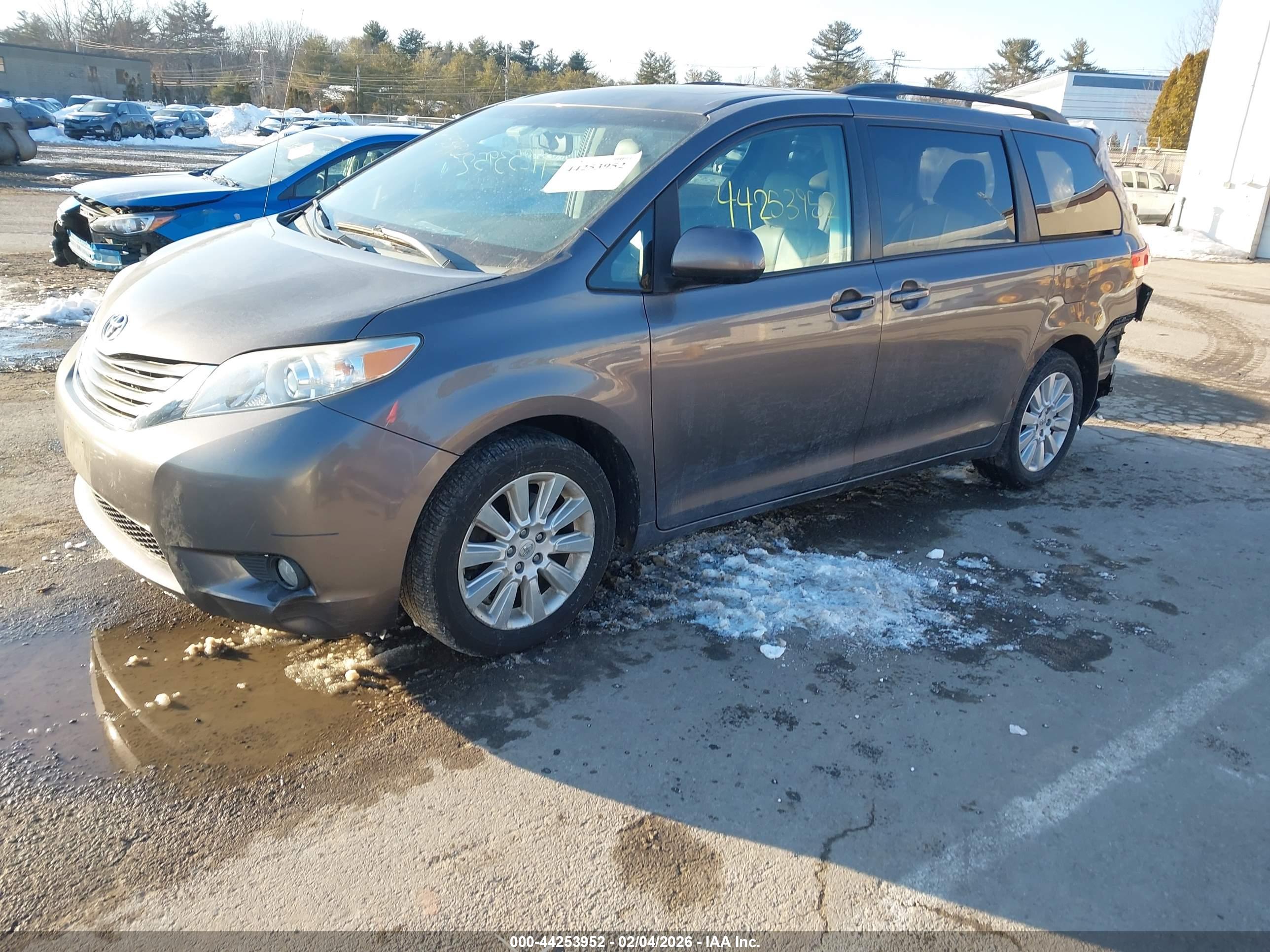 TOYOTA SIENNA image 2