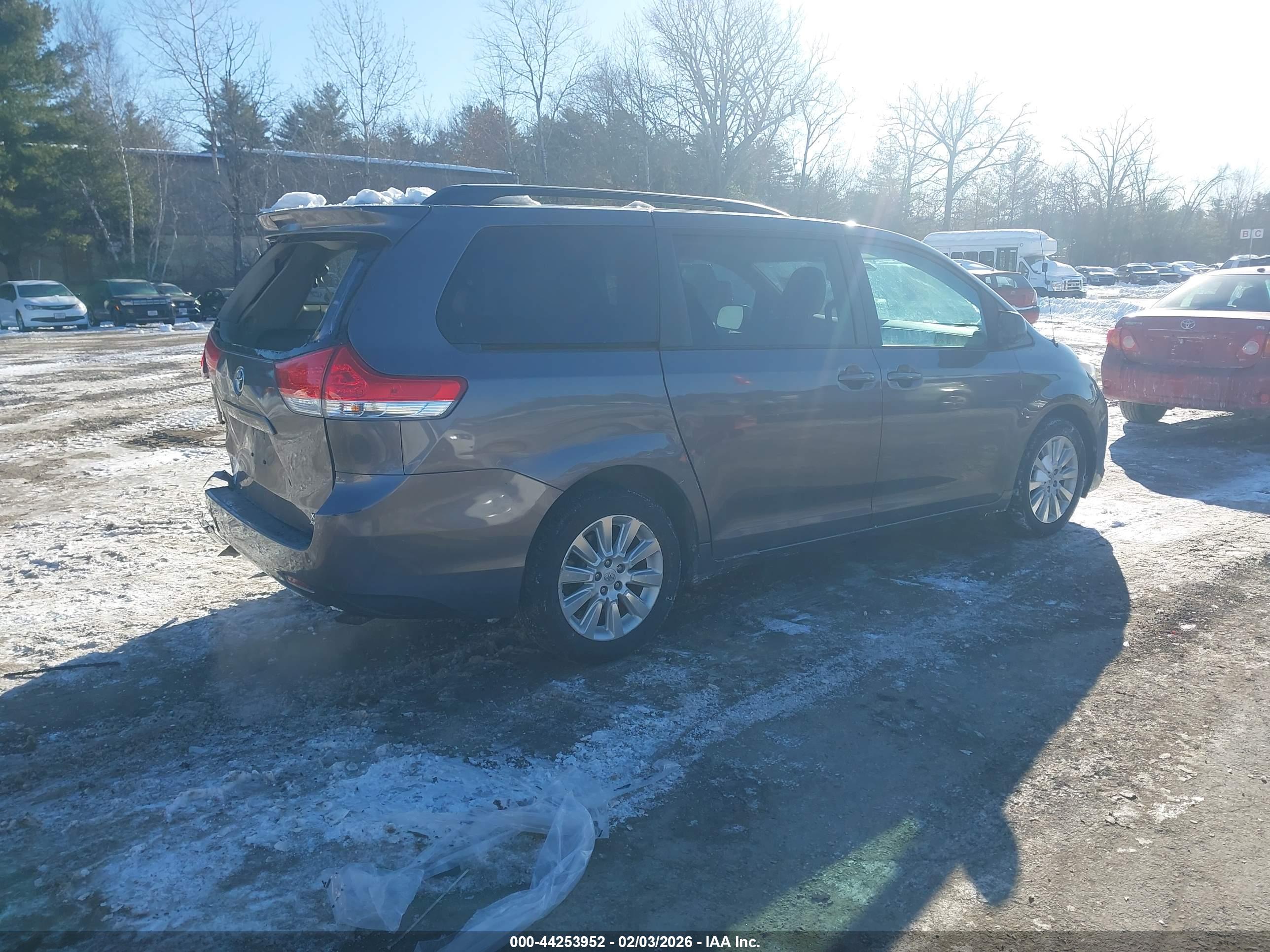 TOYOTA SIENNA image 4