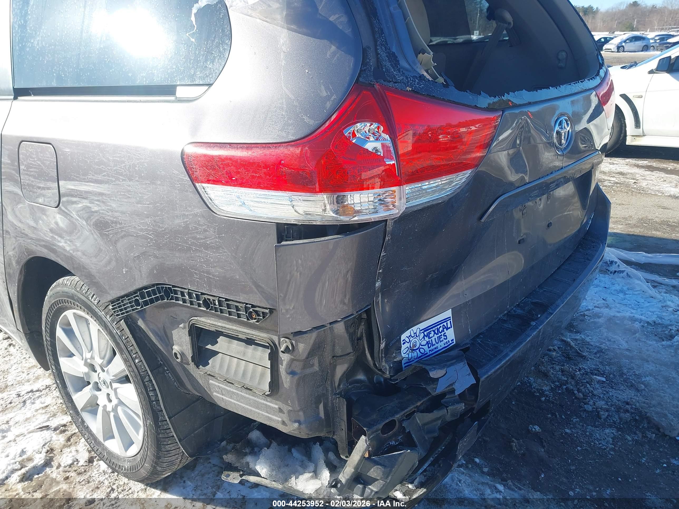 TOYOTA SIENNA image 6