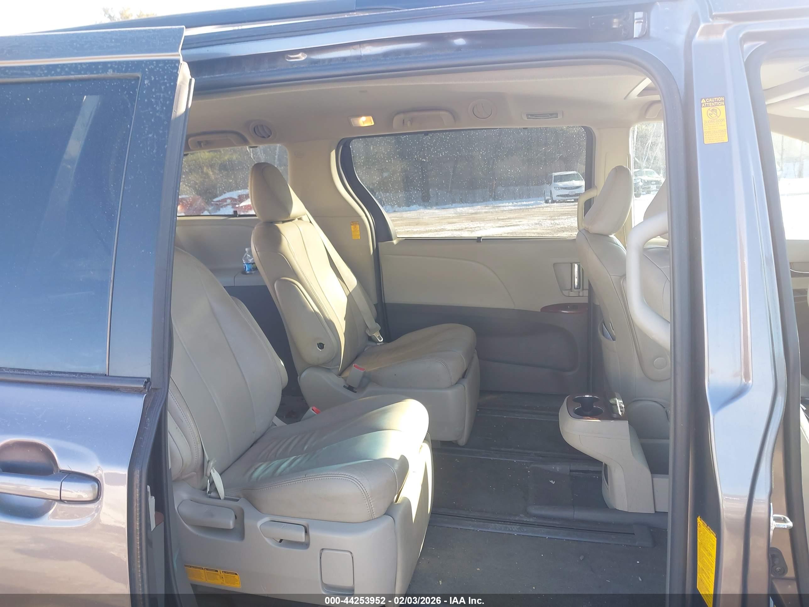 TOYOTA SIENNA image 8
