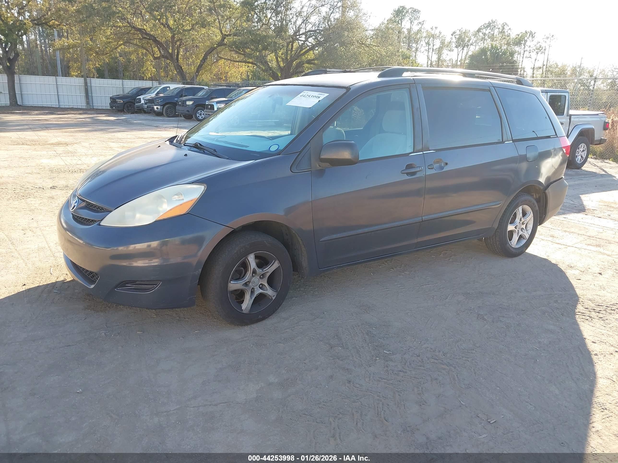 TOYOTA SIENNA image 2