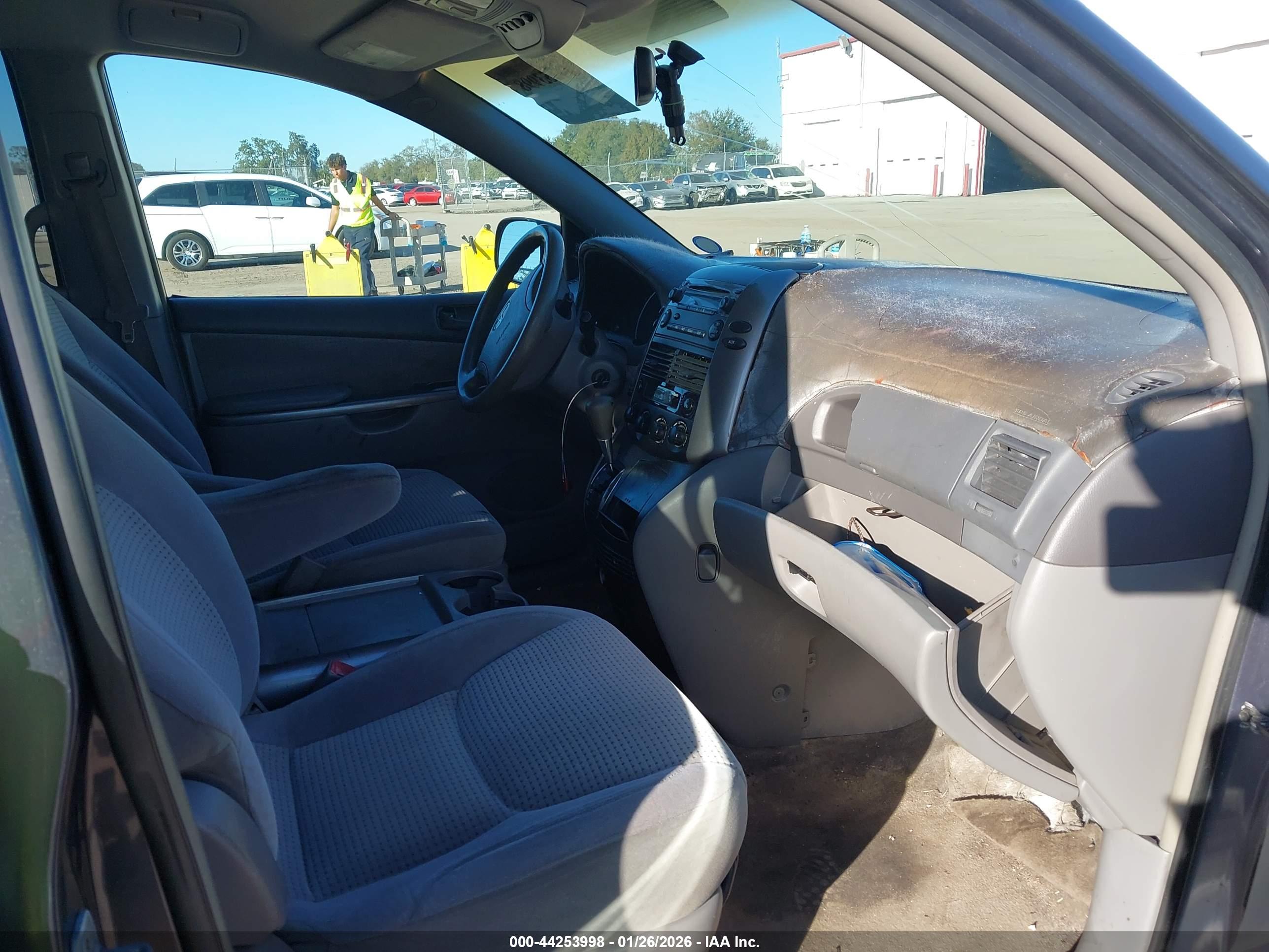 TOYOTA SIENNA image 5