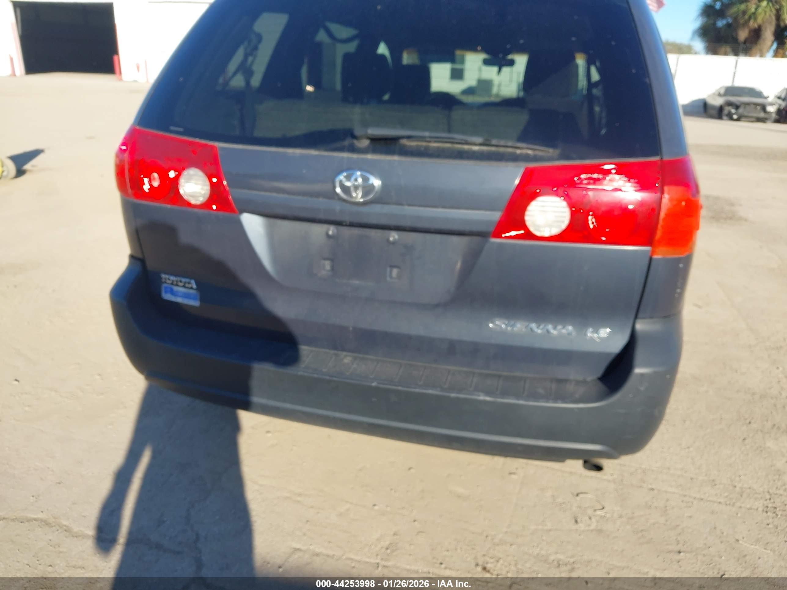 TOYOTA SIENNA image 6