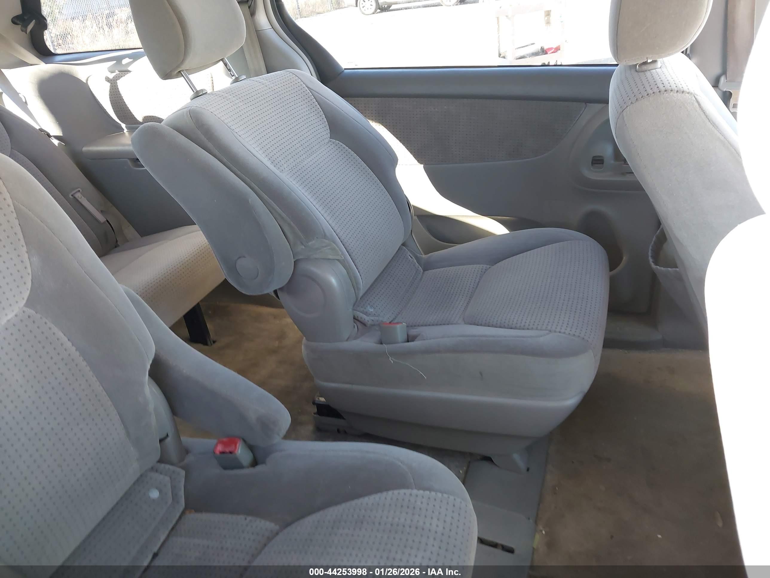 TOYOTA SIENNA image 8
