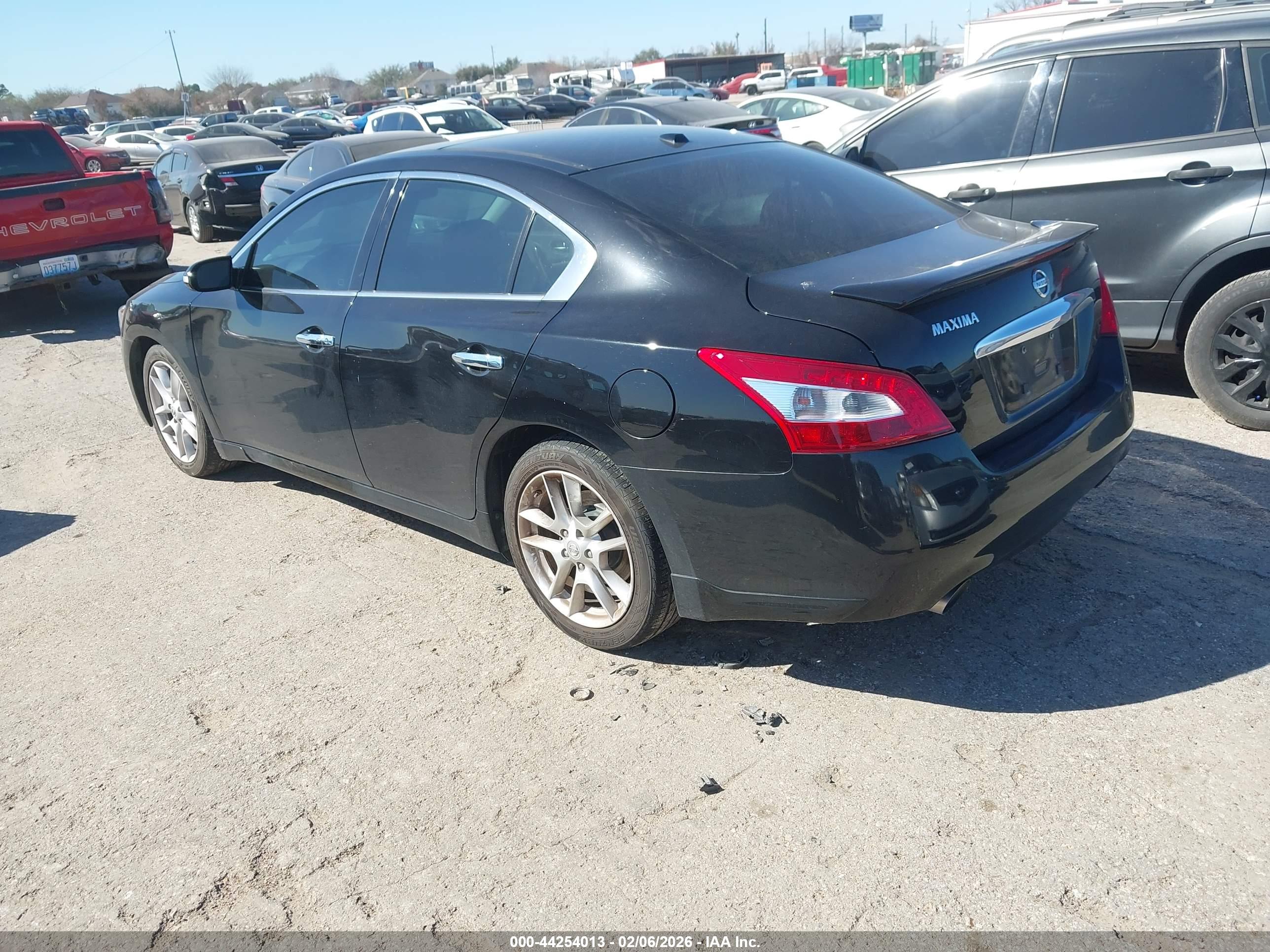 NISSAN MAXIMA image 3