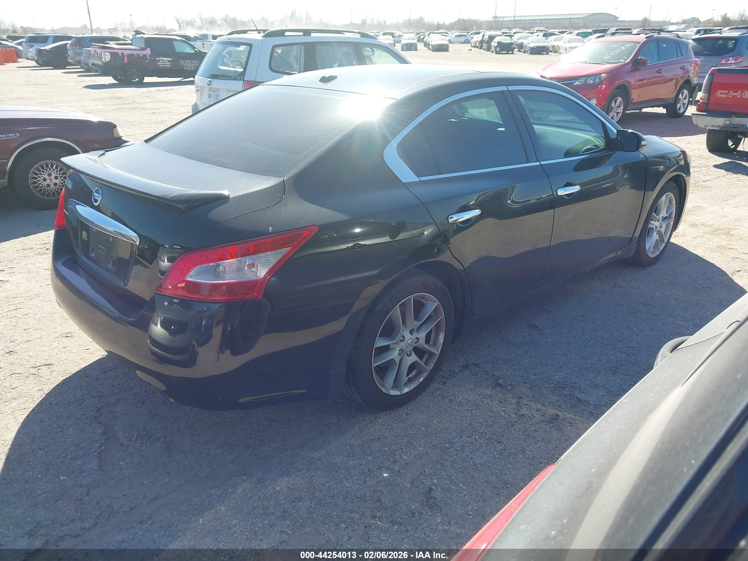 NISSAN MAXIMA image 4