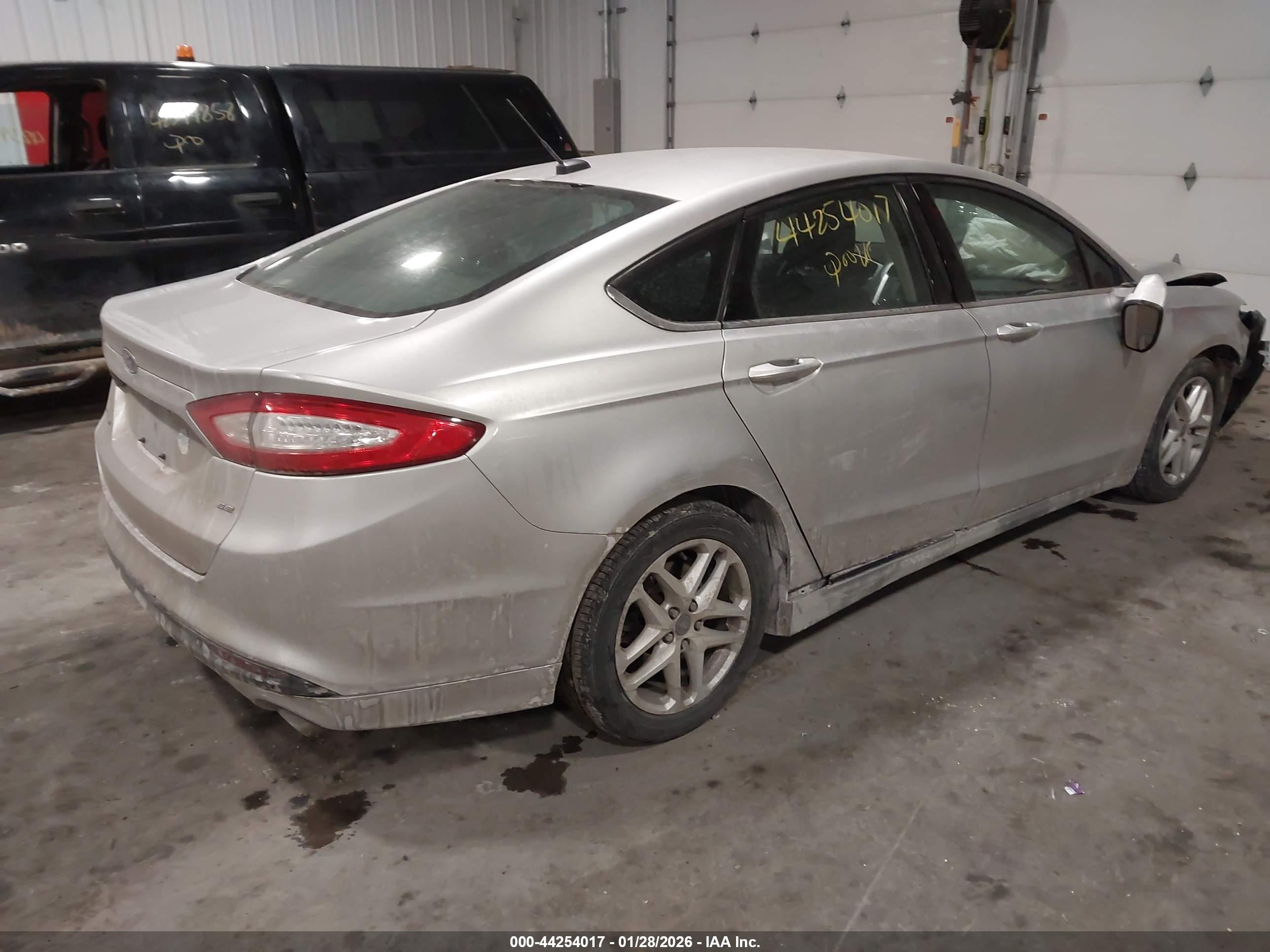 FORD FUSION image 4