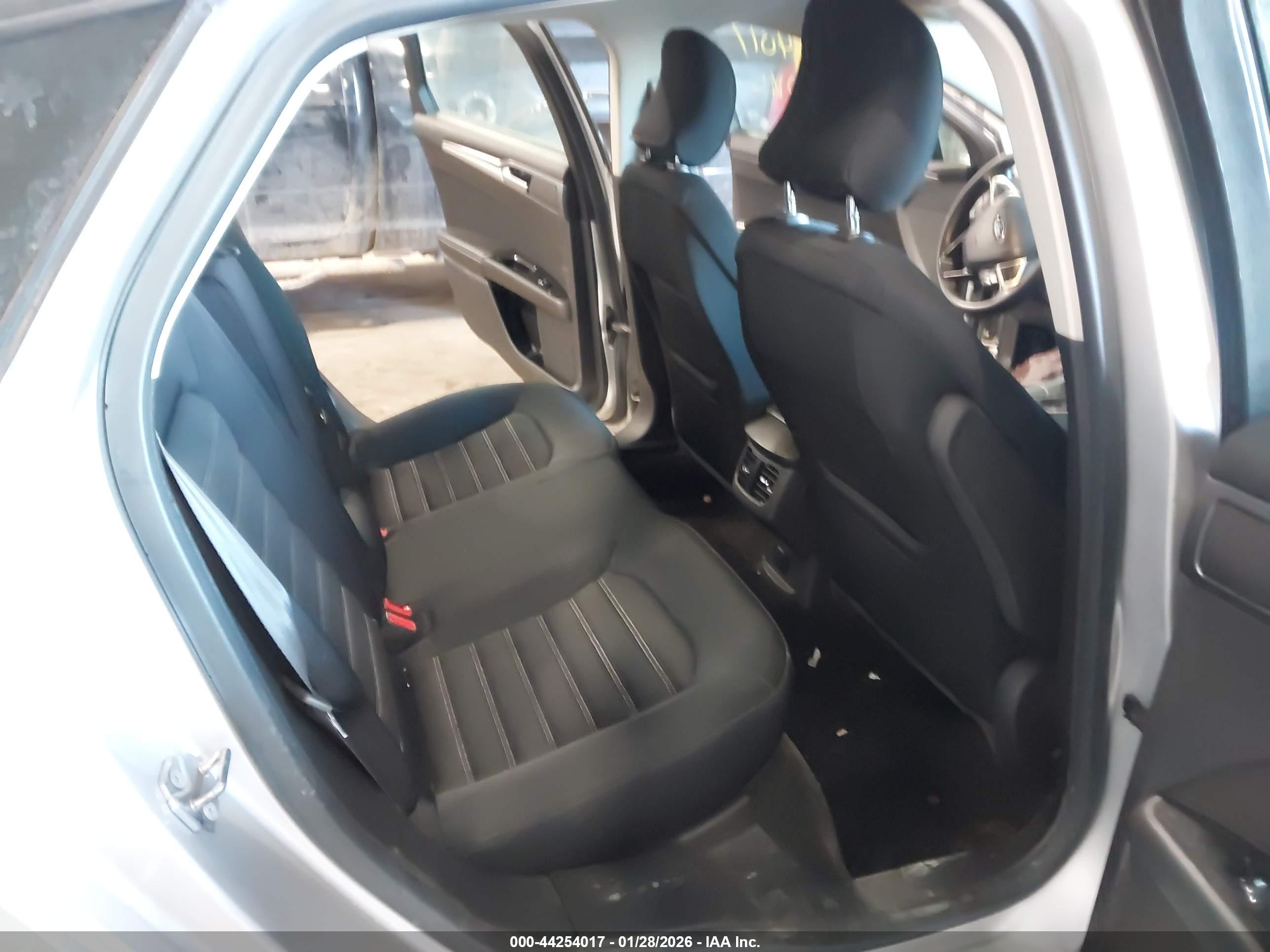 FORD FUSION image 8