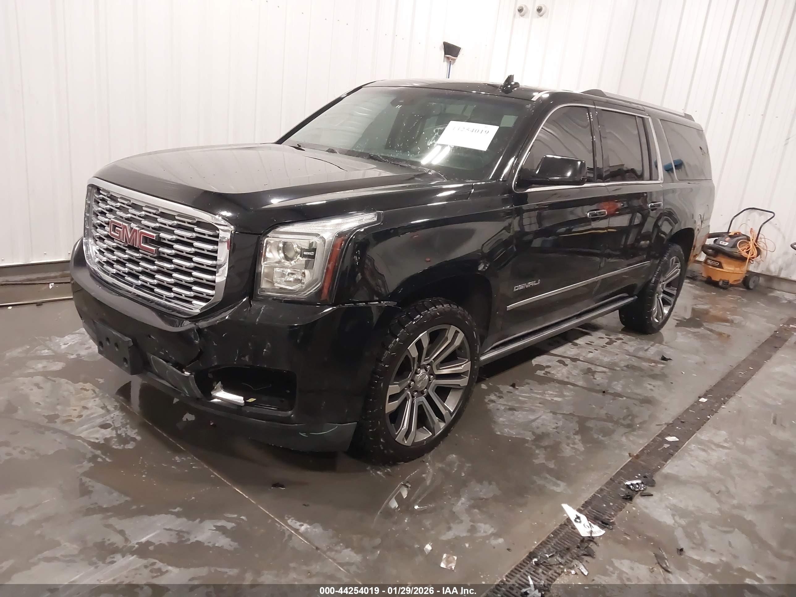 GMC YUKON image 2