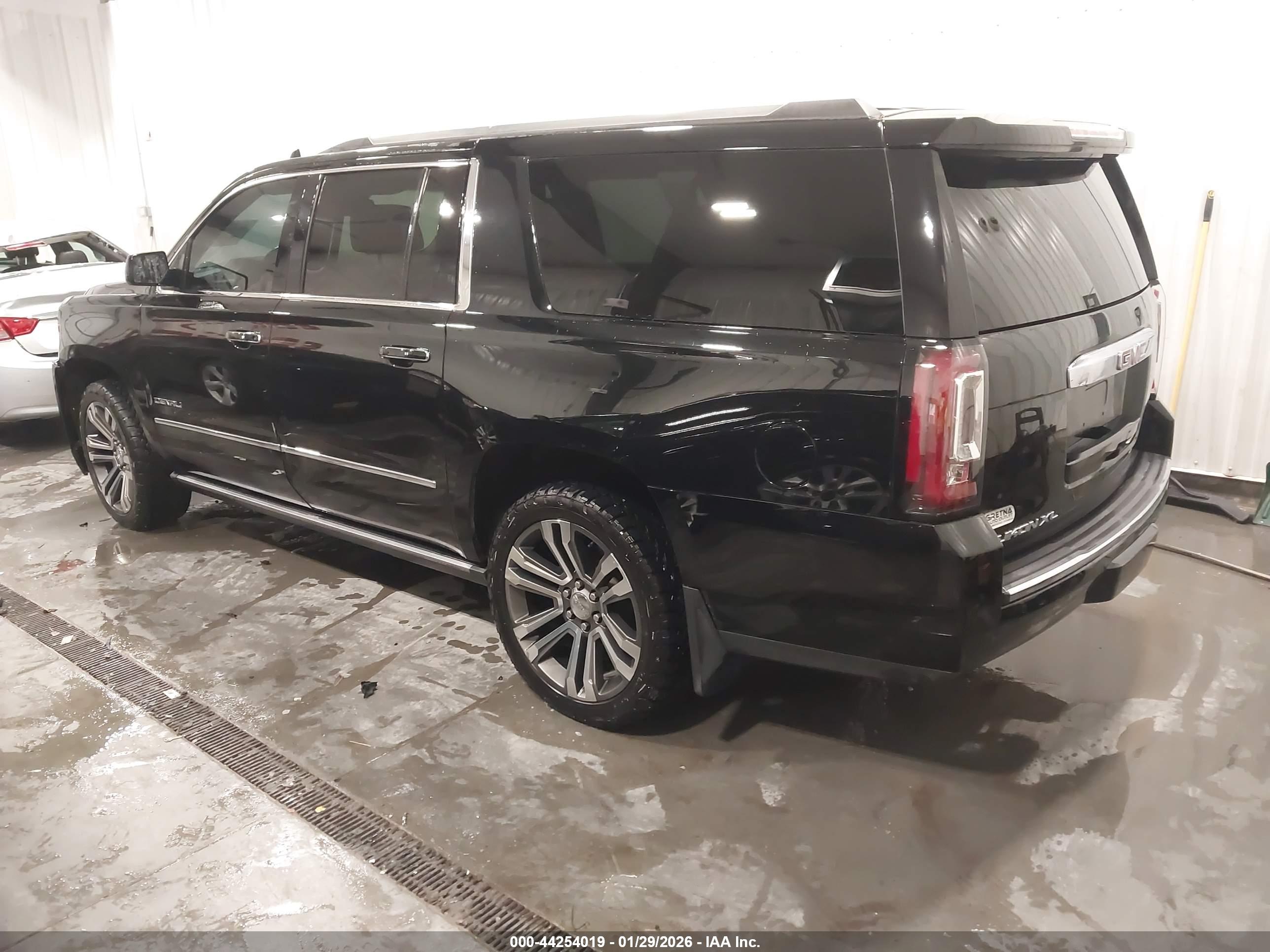 GMC YUKON image 3