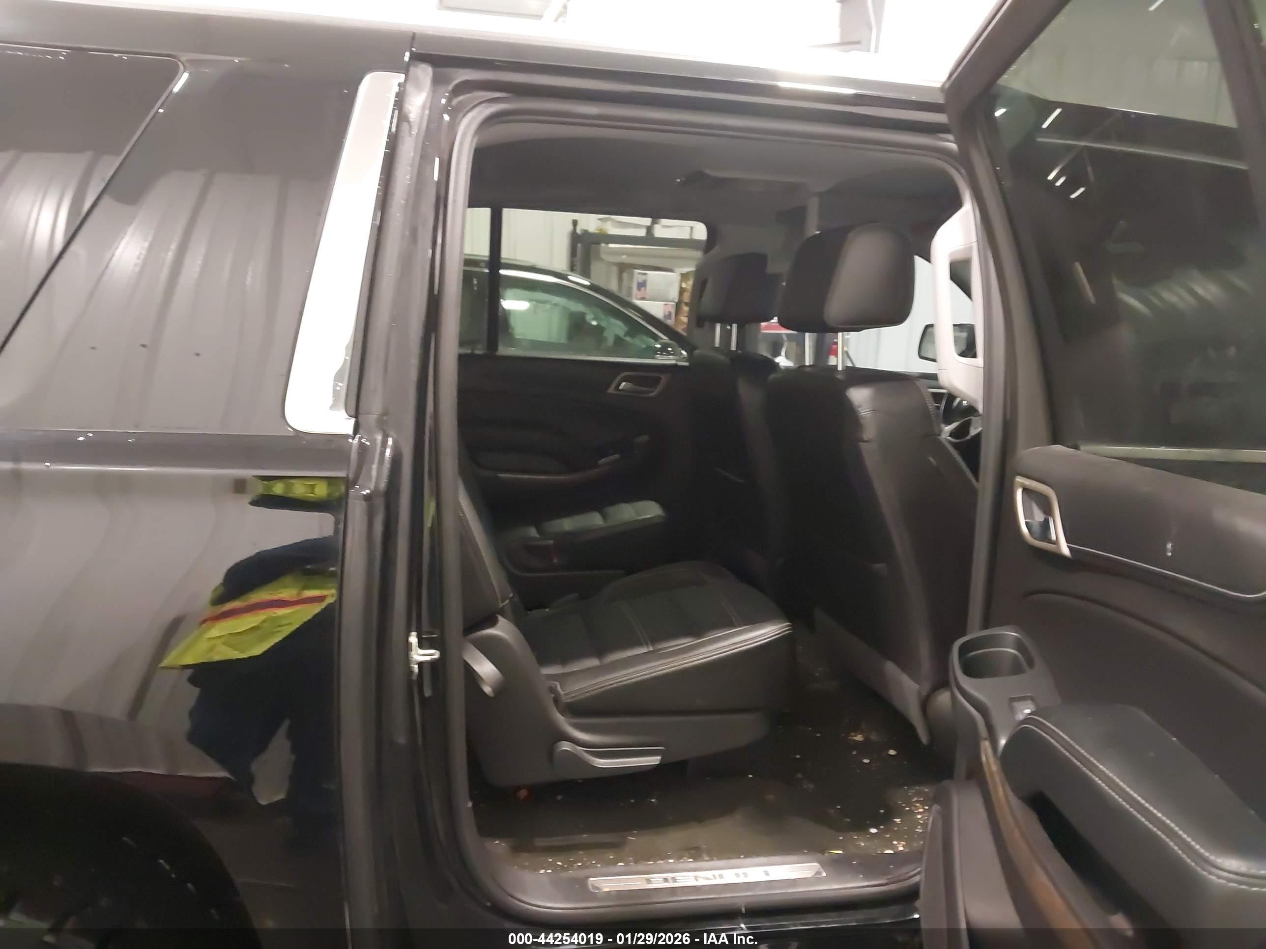 GMC YUKON image 8