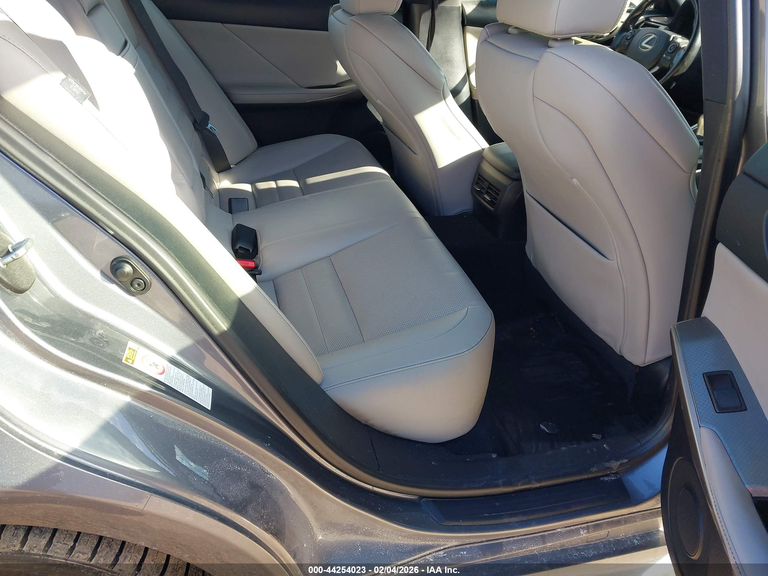 LEXUS IS image 8