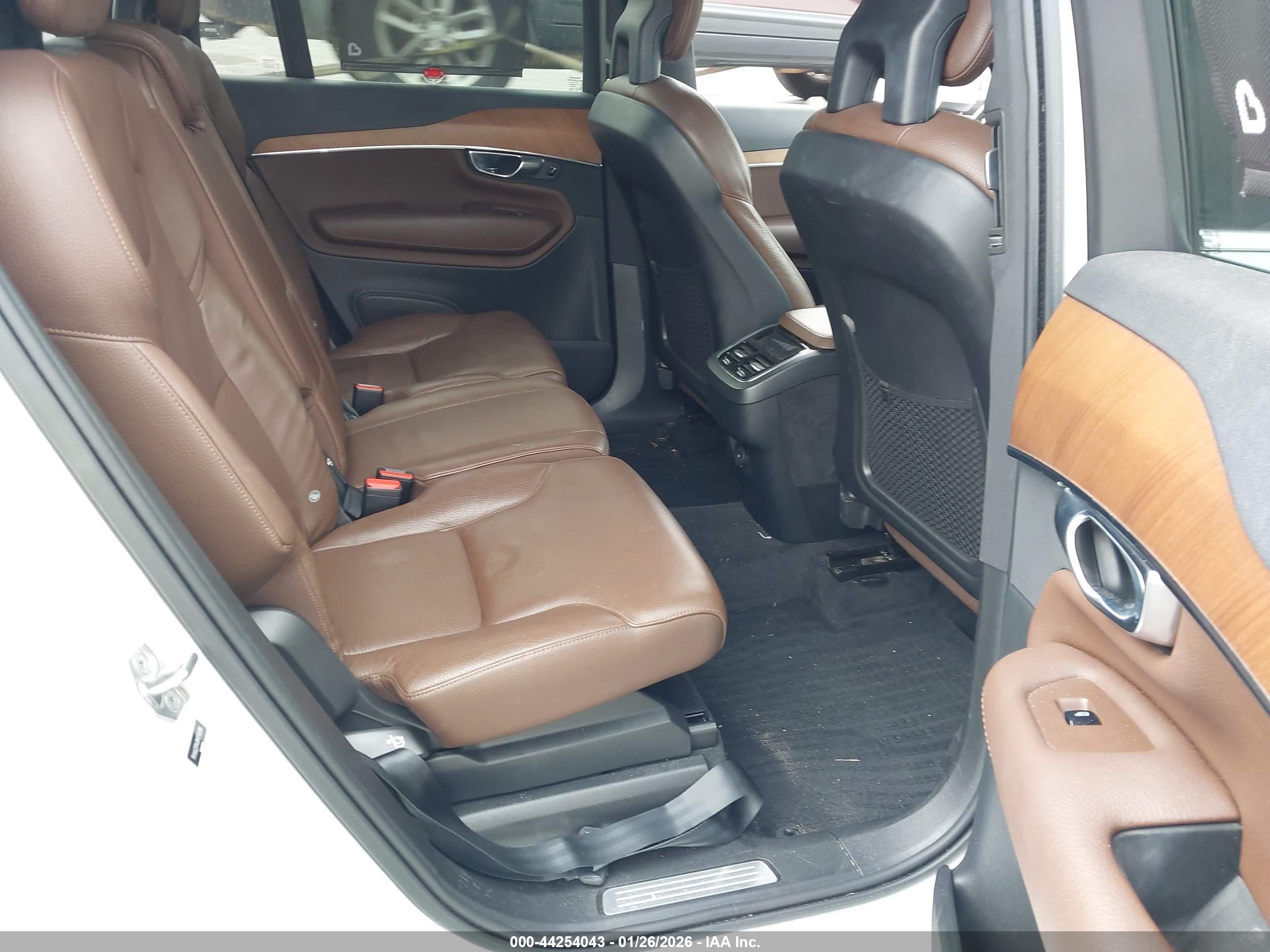 VOLVO XC90 image 8