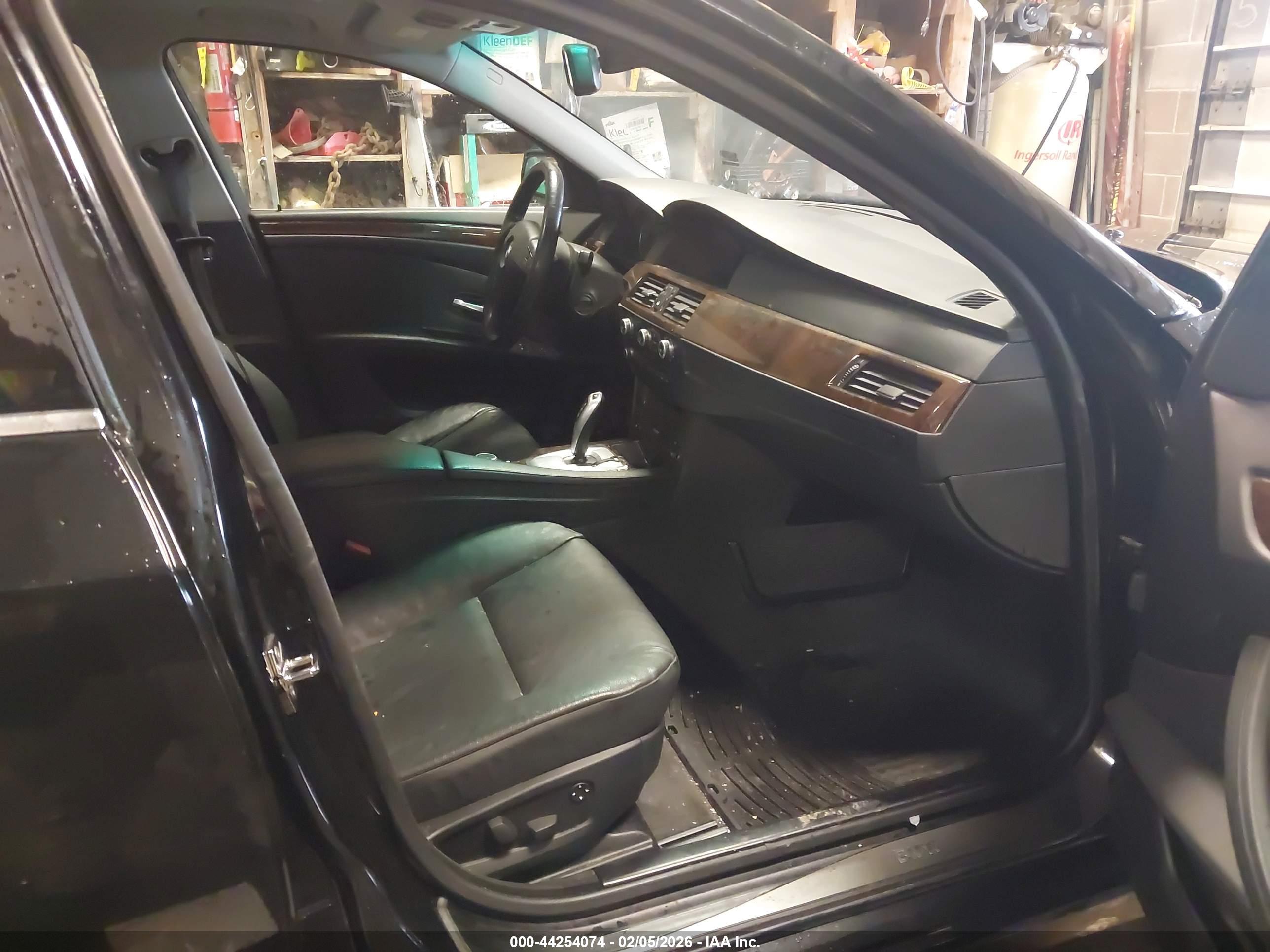 BMW 528I image 5