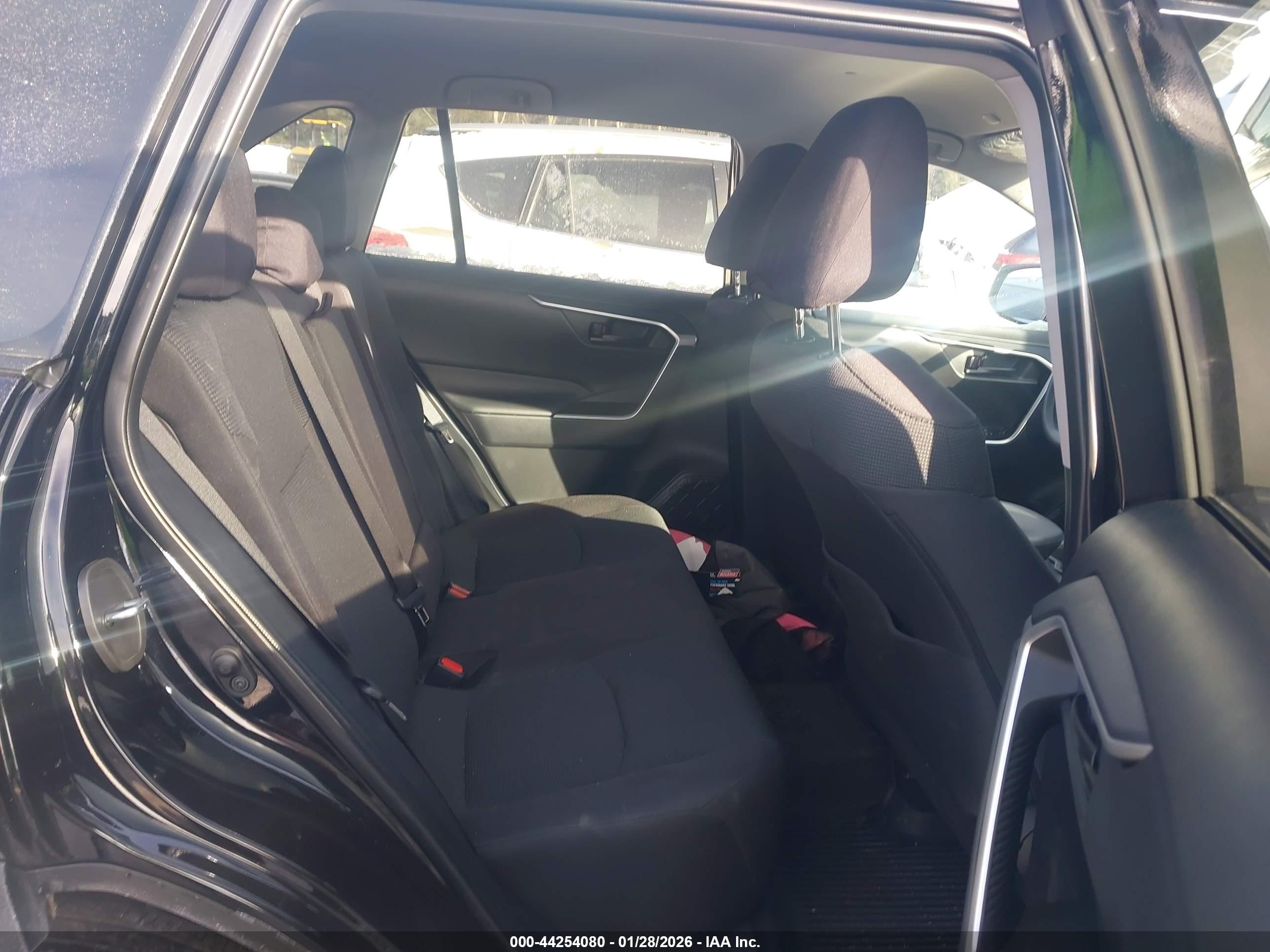 TOYOTA RAV4 image 8