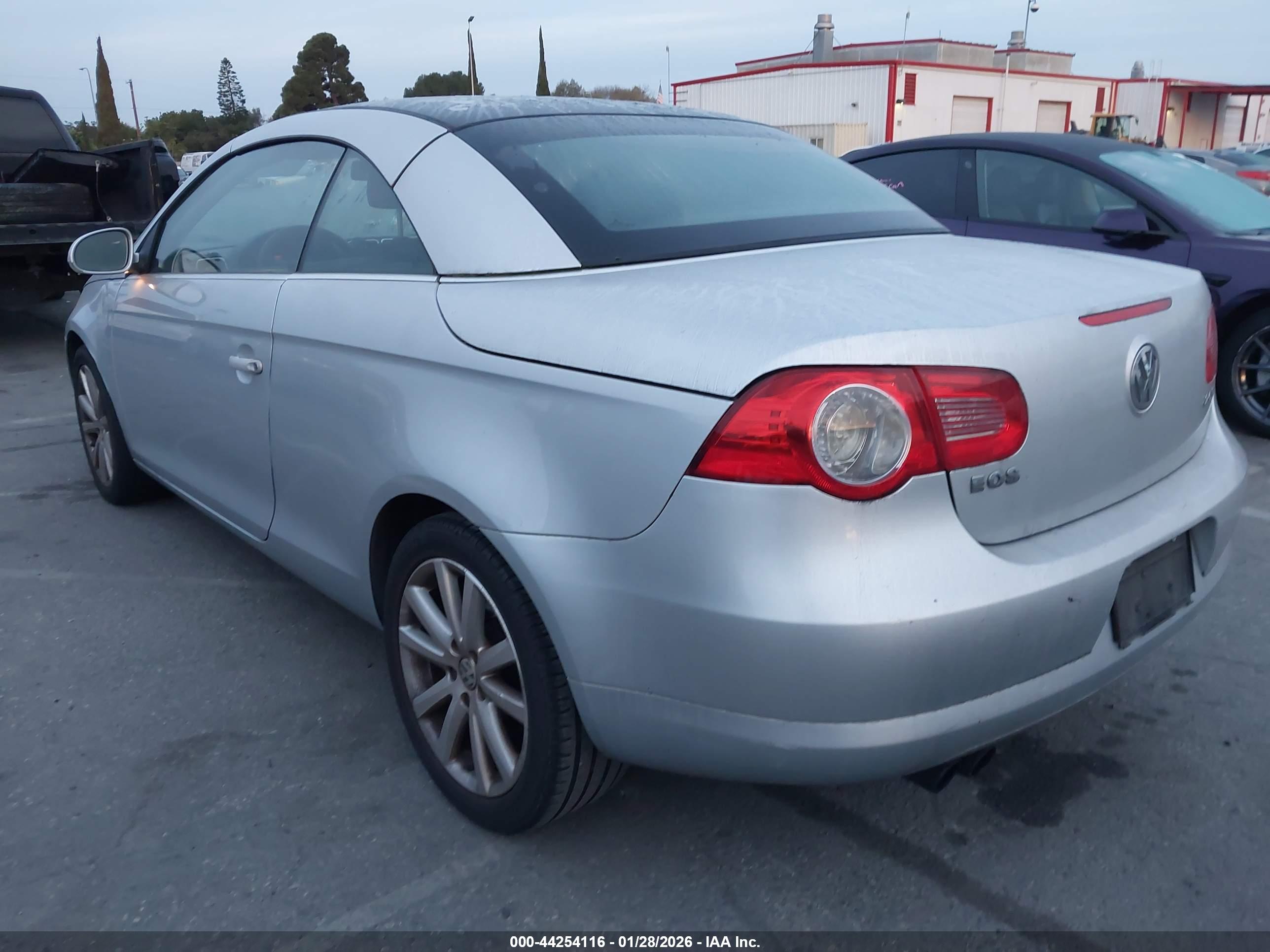 VOLKSWAGEN EOS image 3