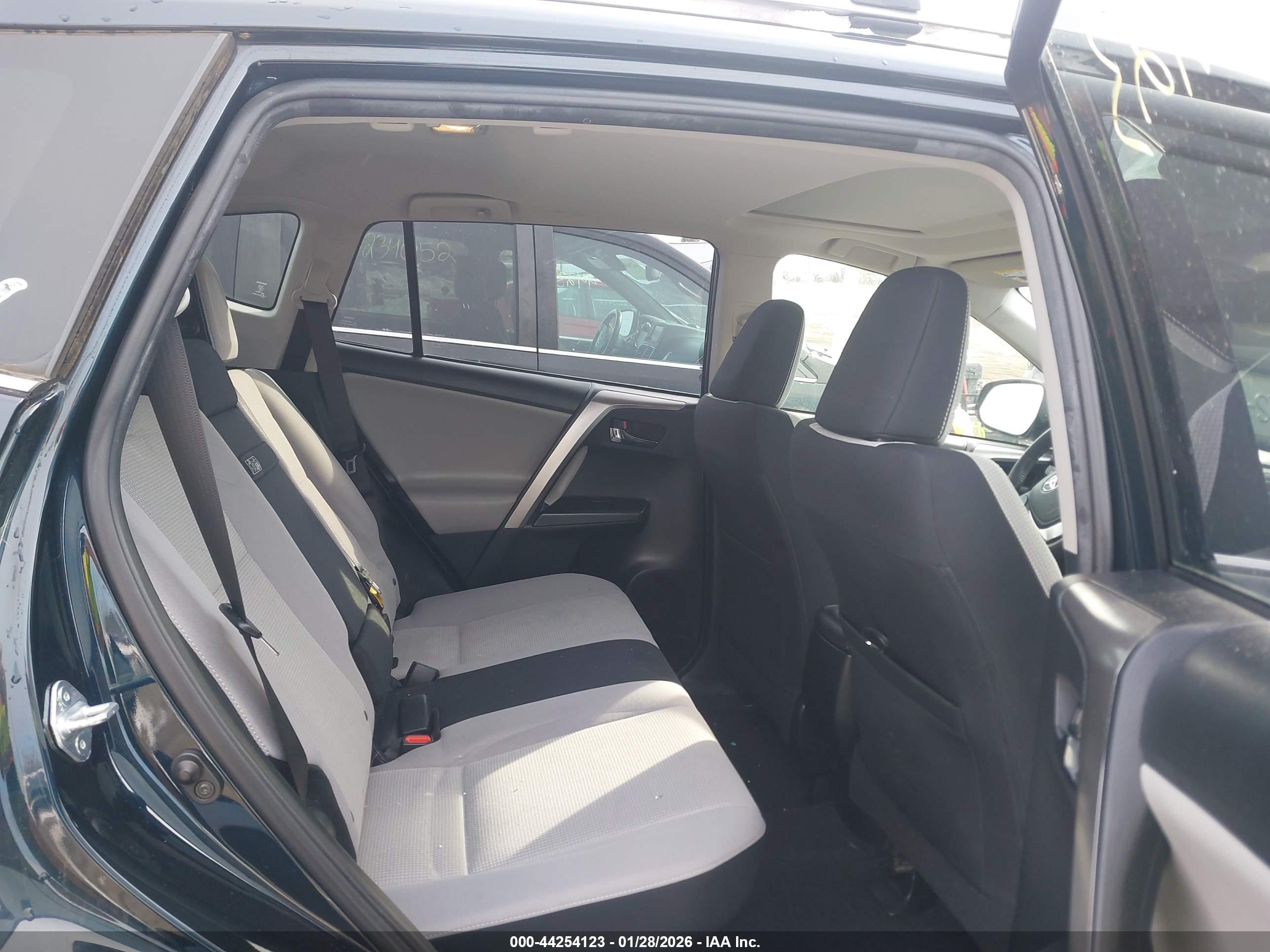 TOYOTA RAV4 image 8