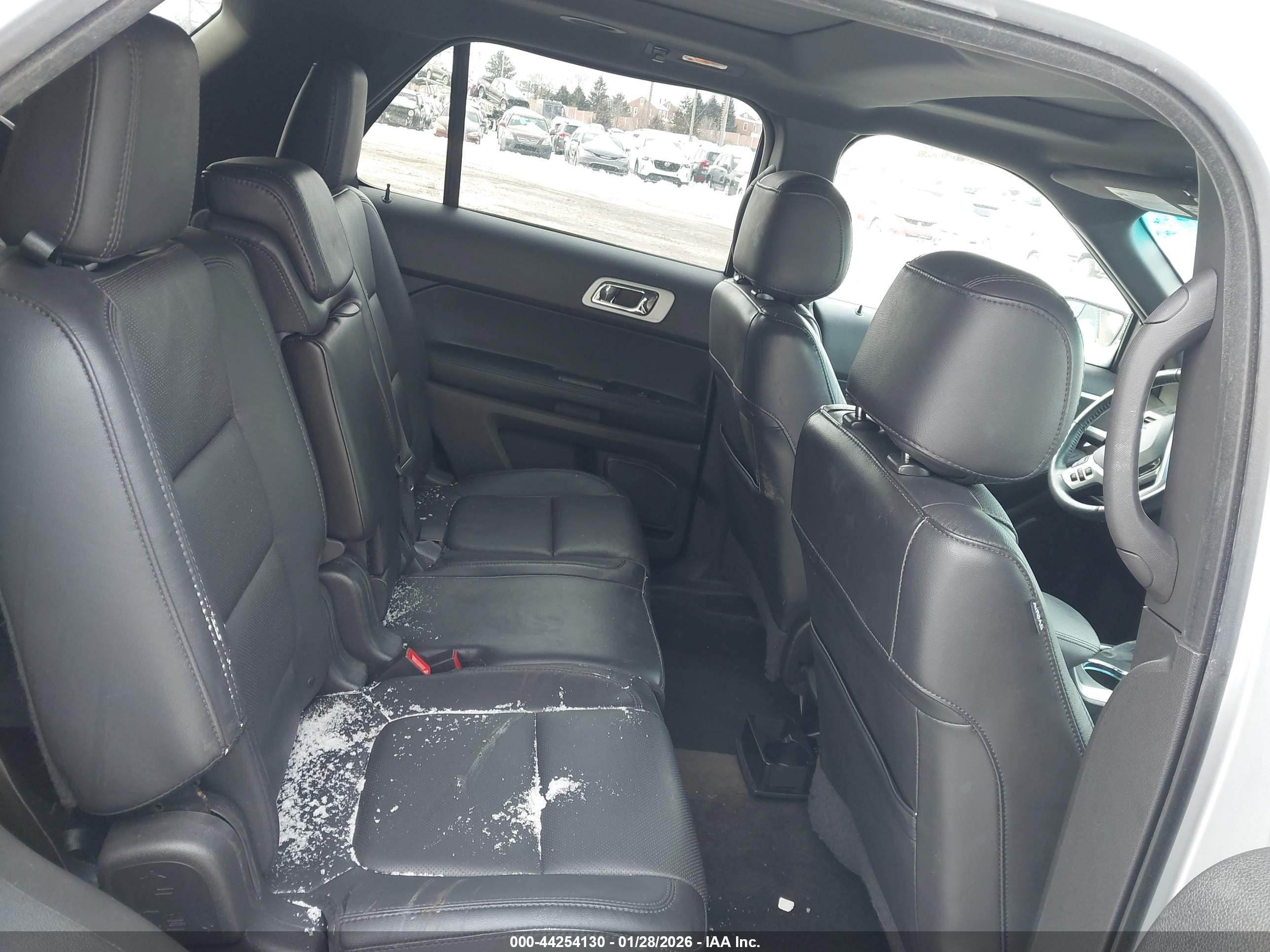 FORD EXPLORER image 8