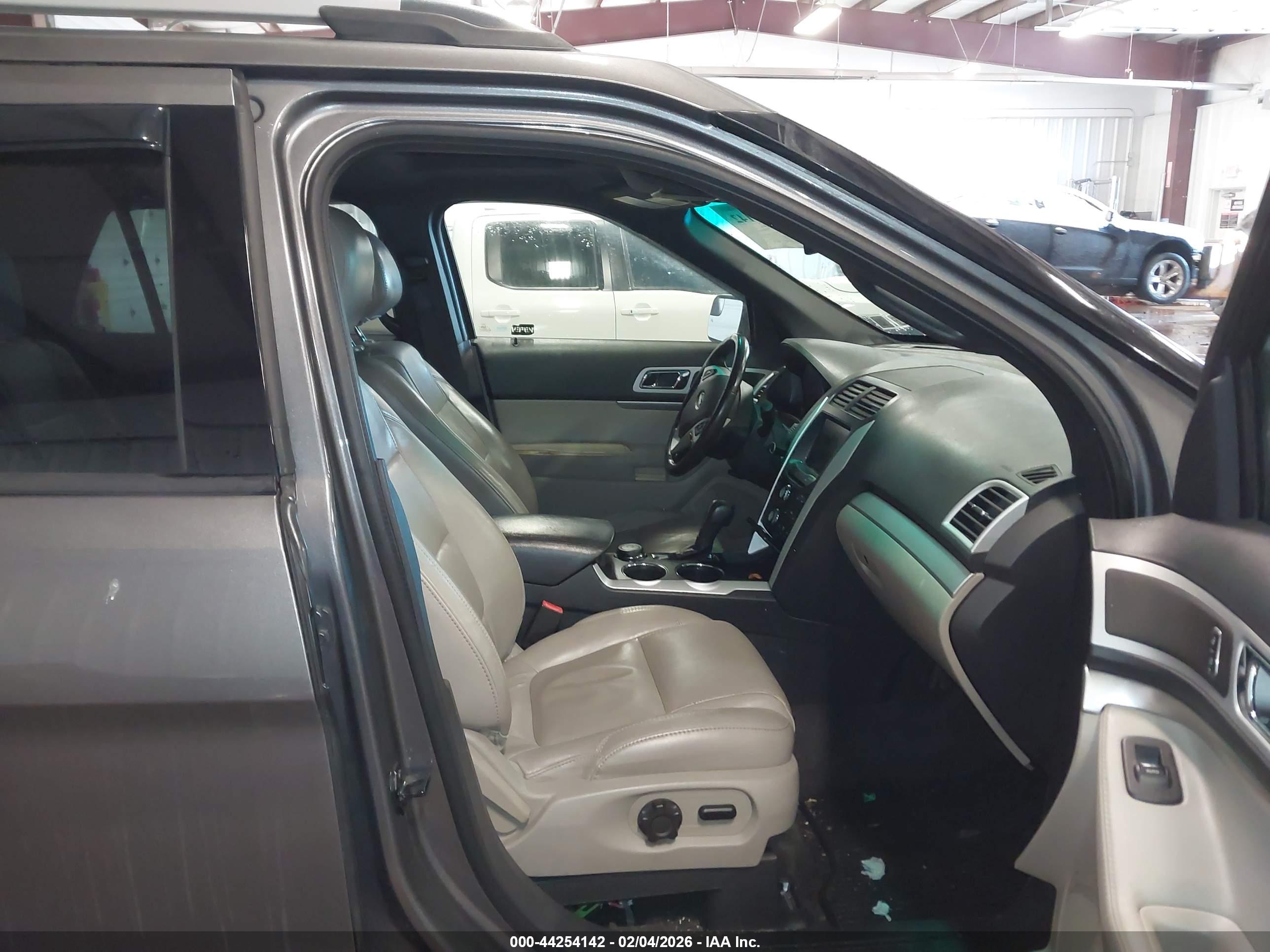 FORD EXPLORER image 5