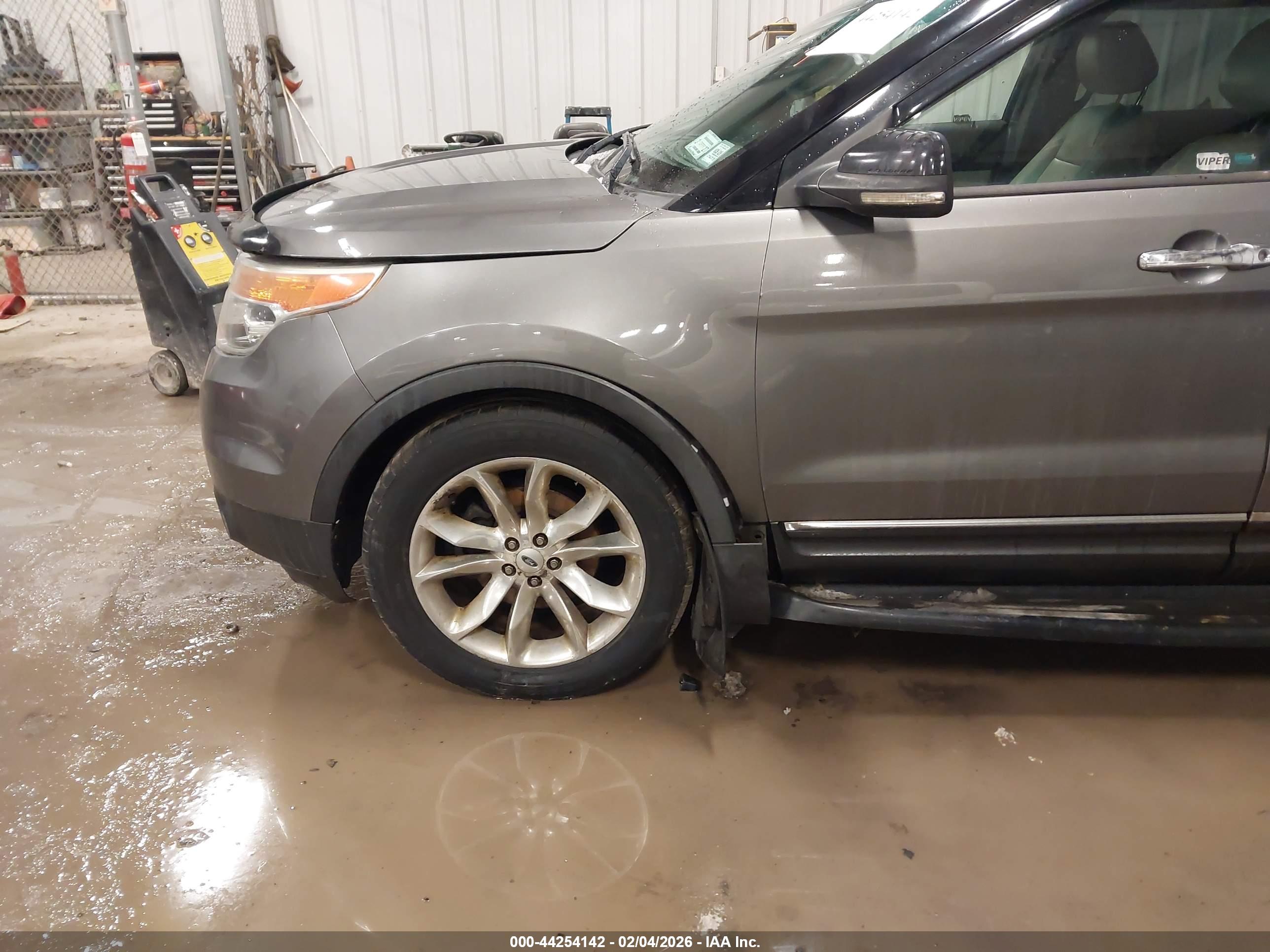 FORD EXPLORER image 6