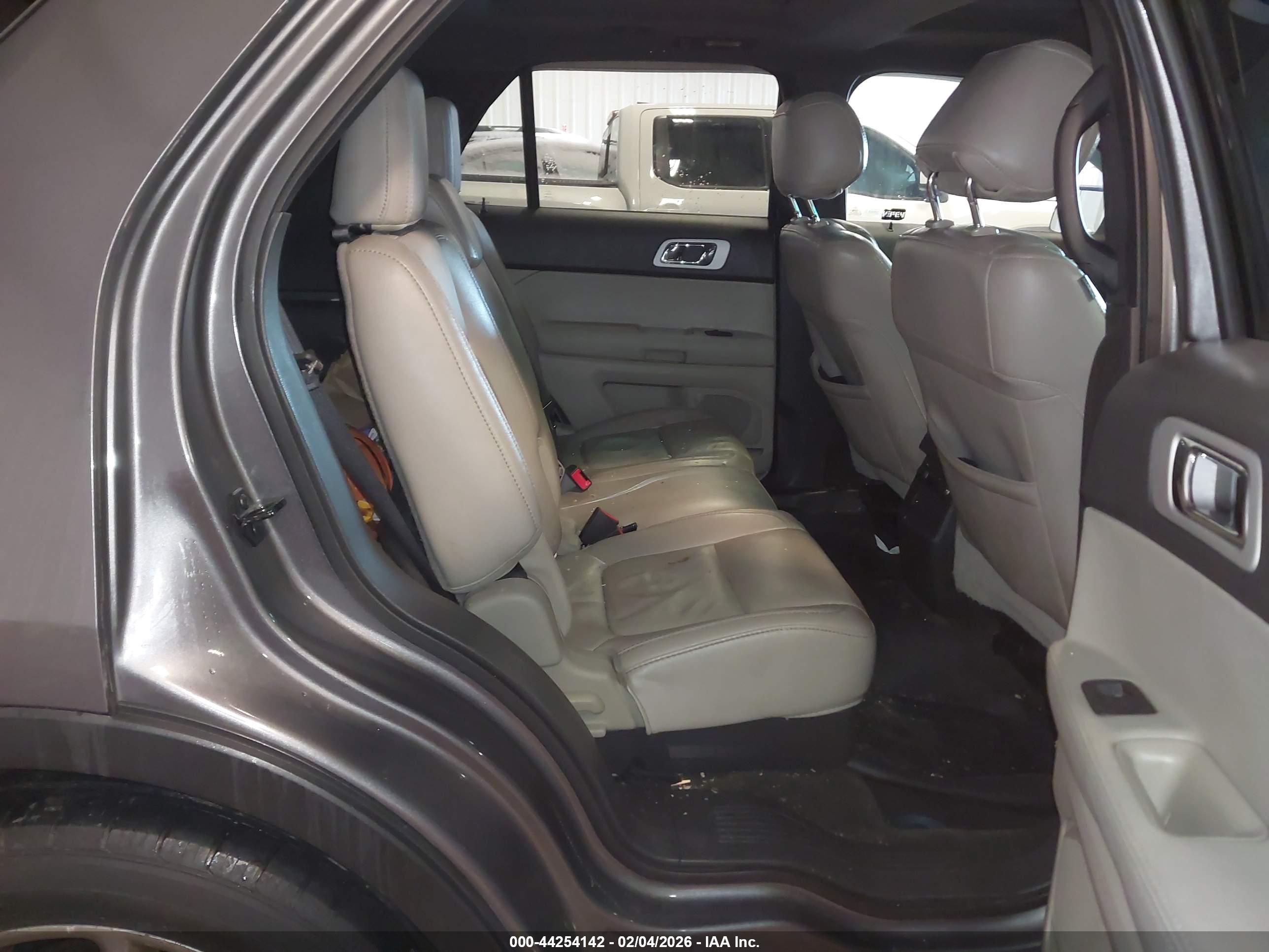 FORD EXPLORER image 8