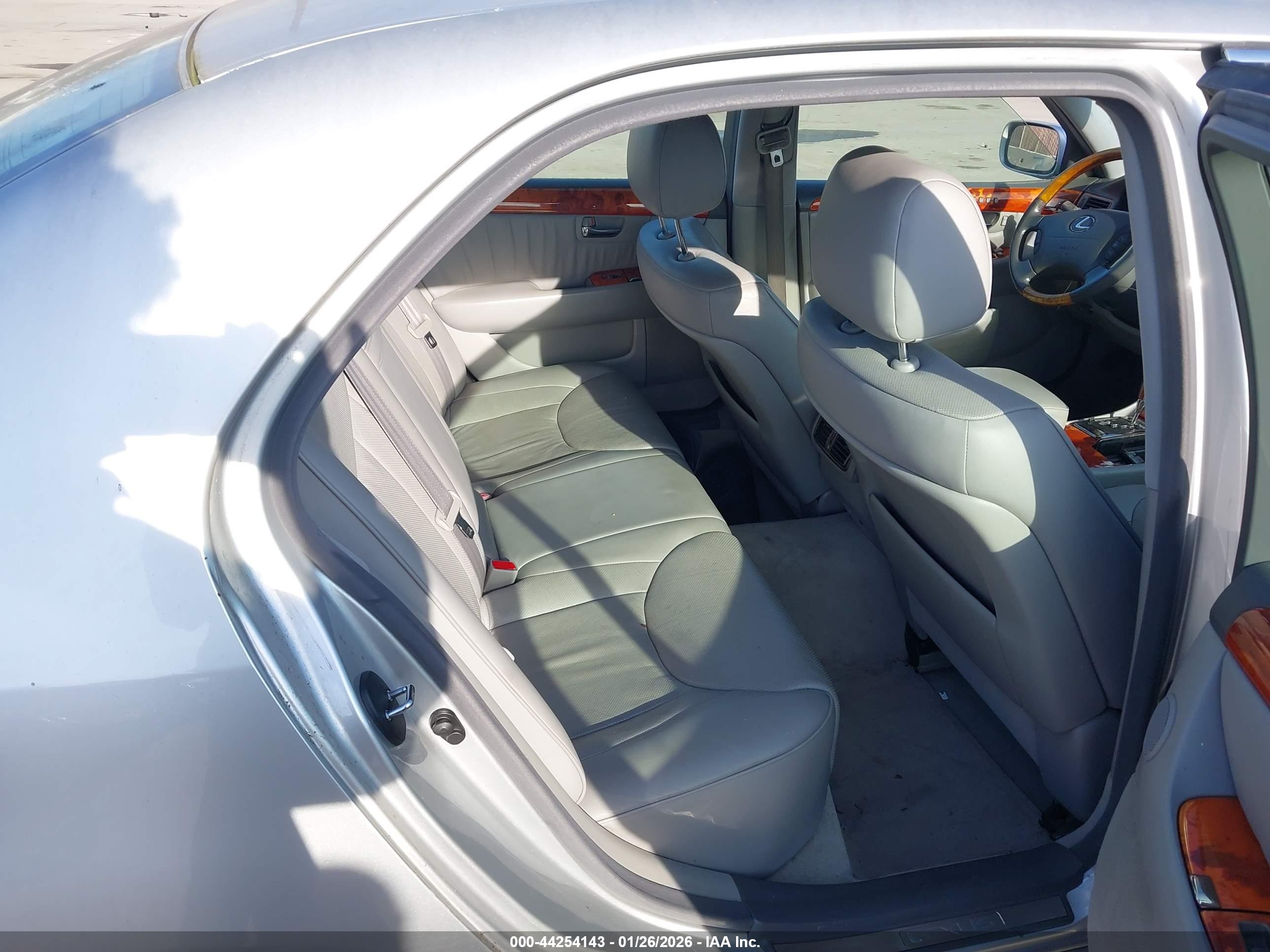 LEXUS LS image 8