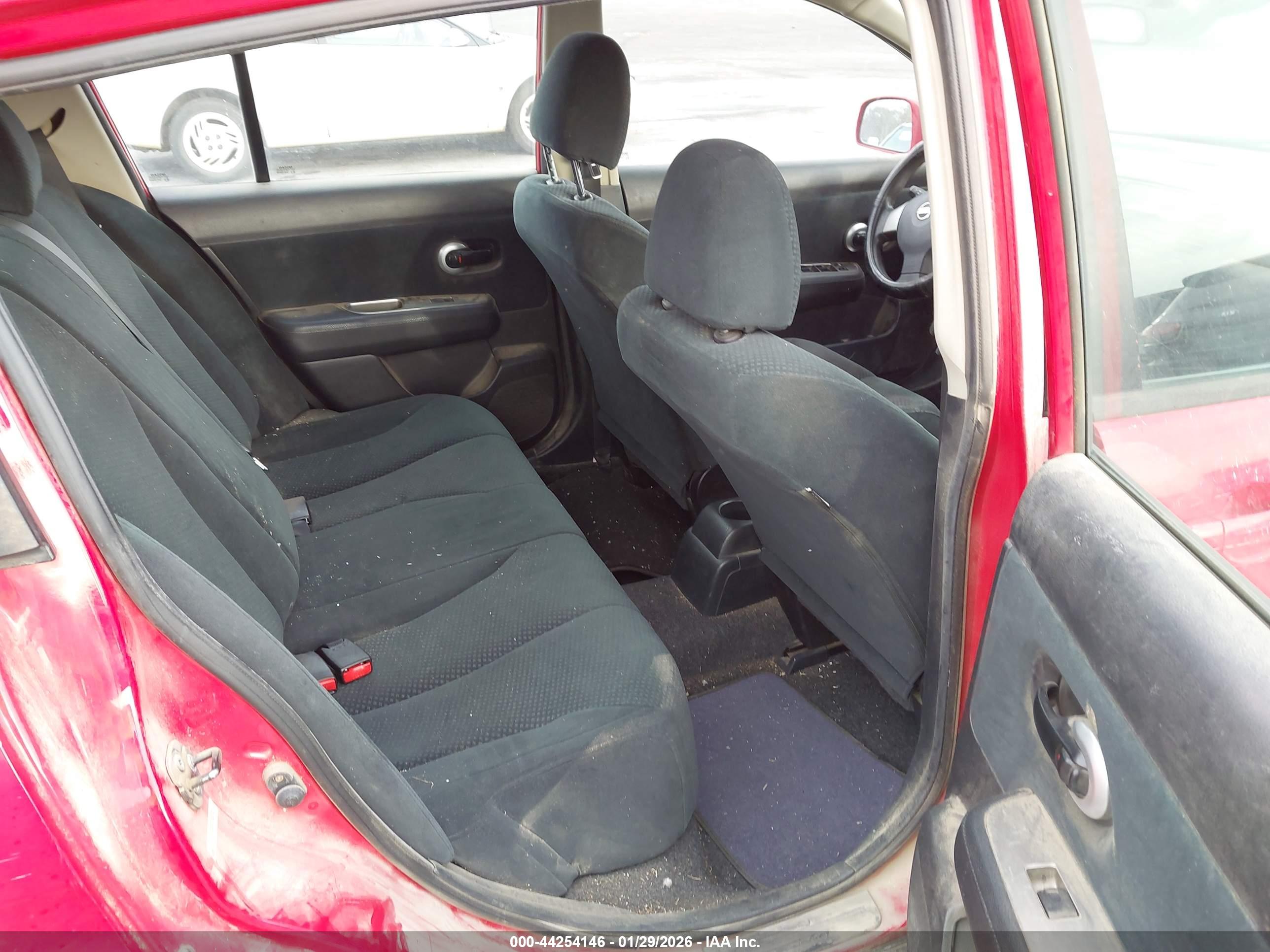 NISSAN VERSA image 8