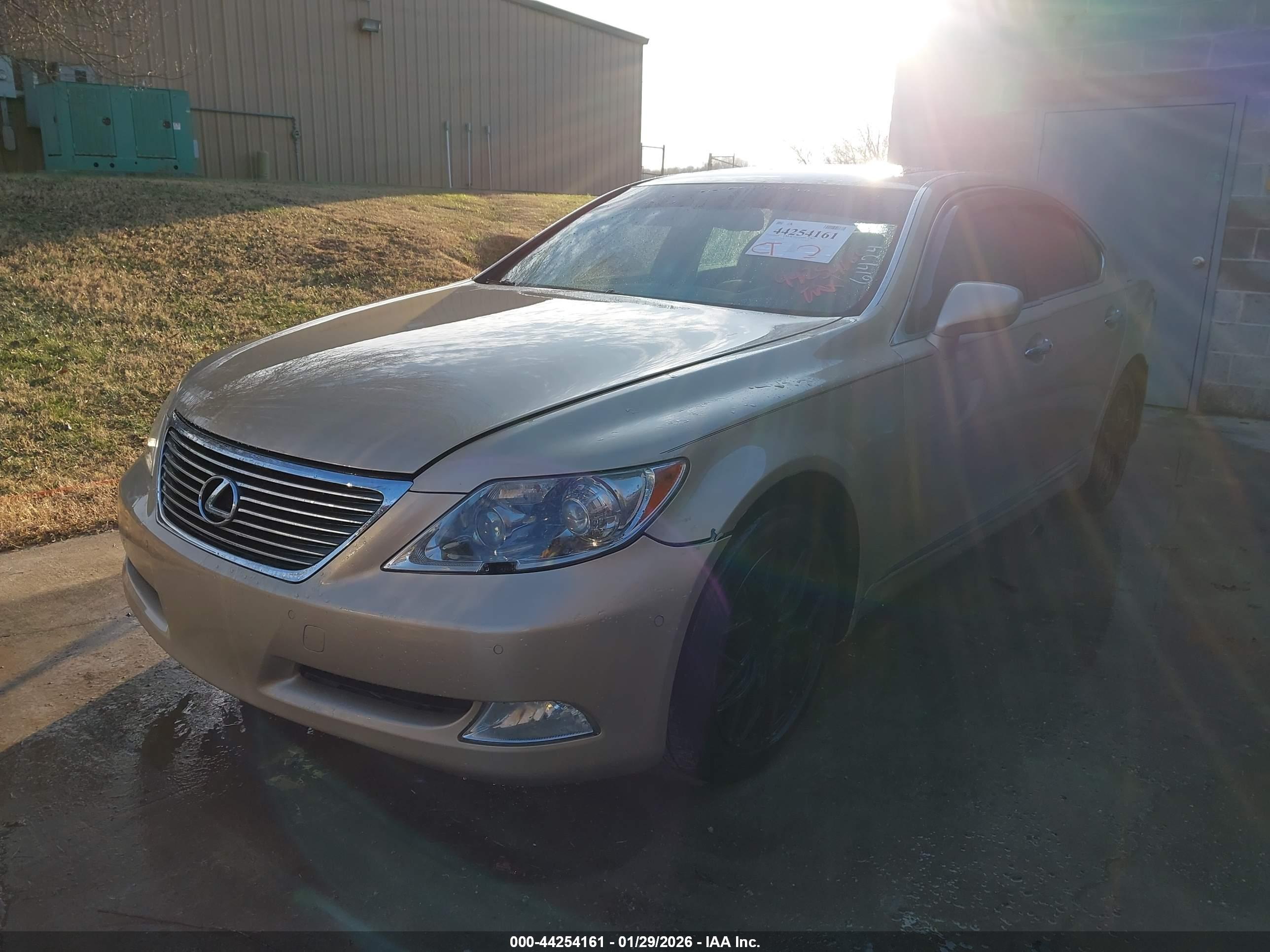 LEXUS LS image 2