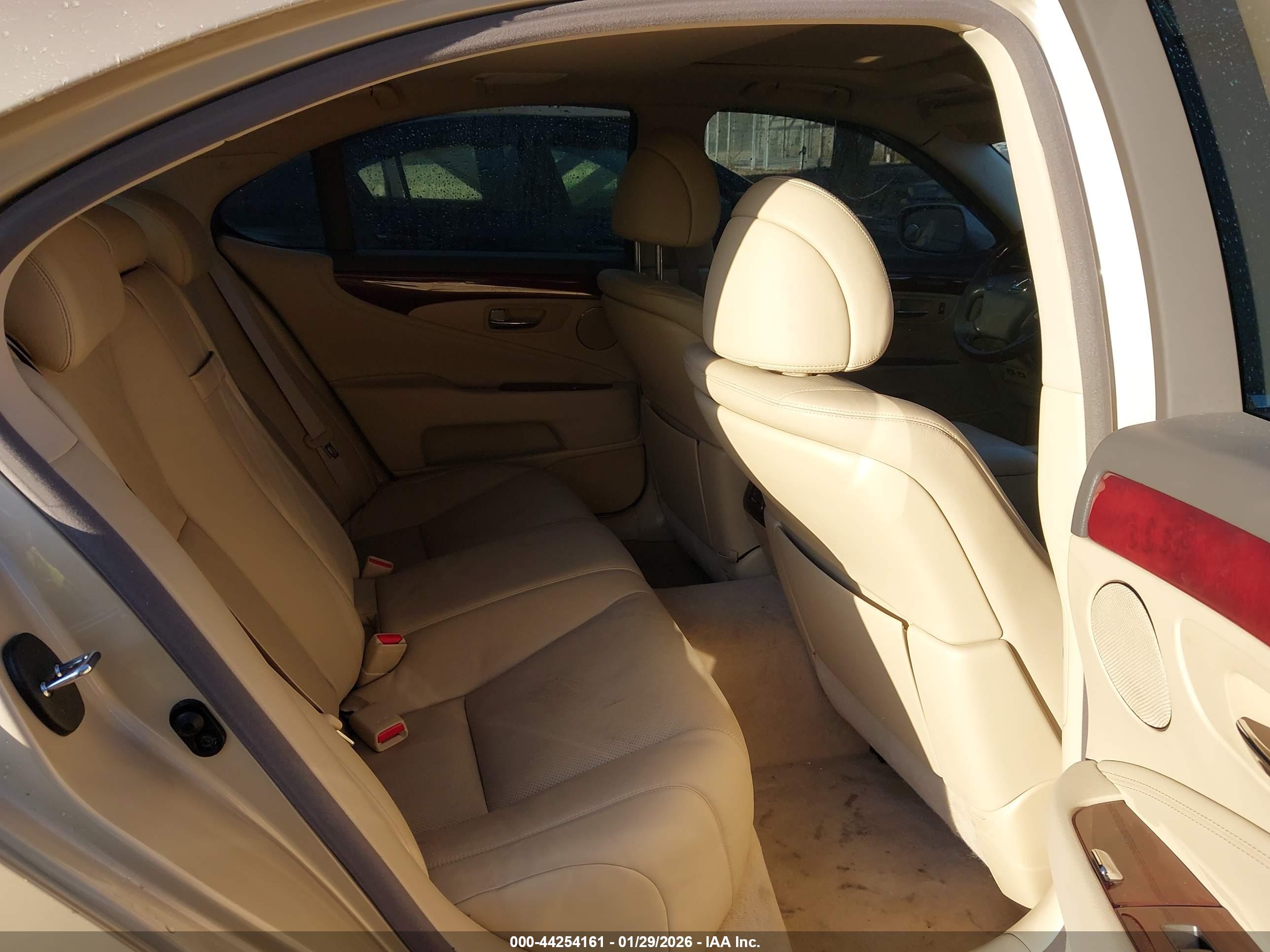LEXUS LS image 8