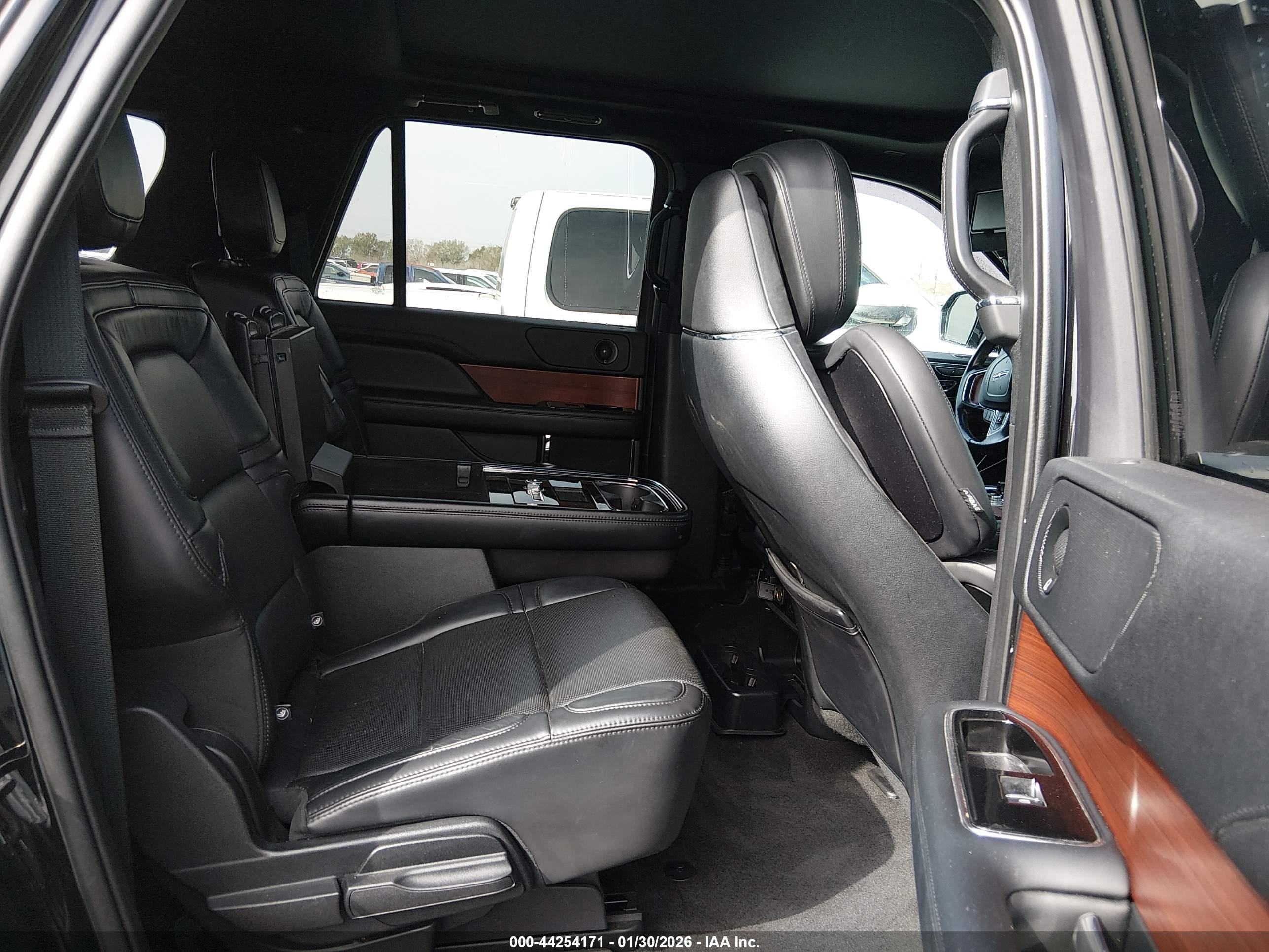 LINCOLN NAVIGATOR image 8