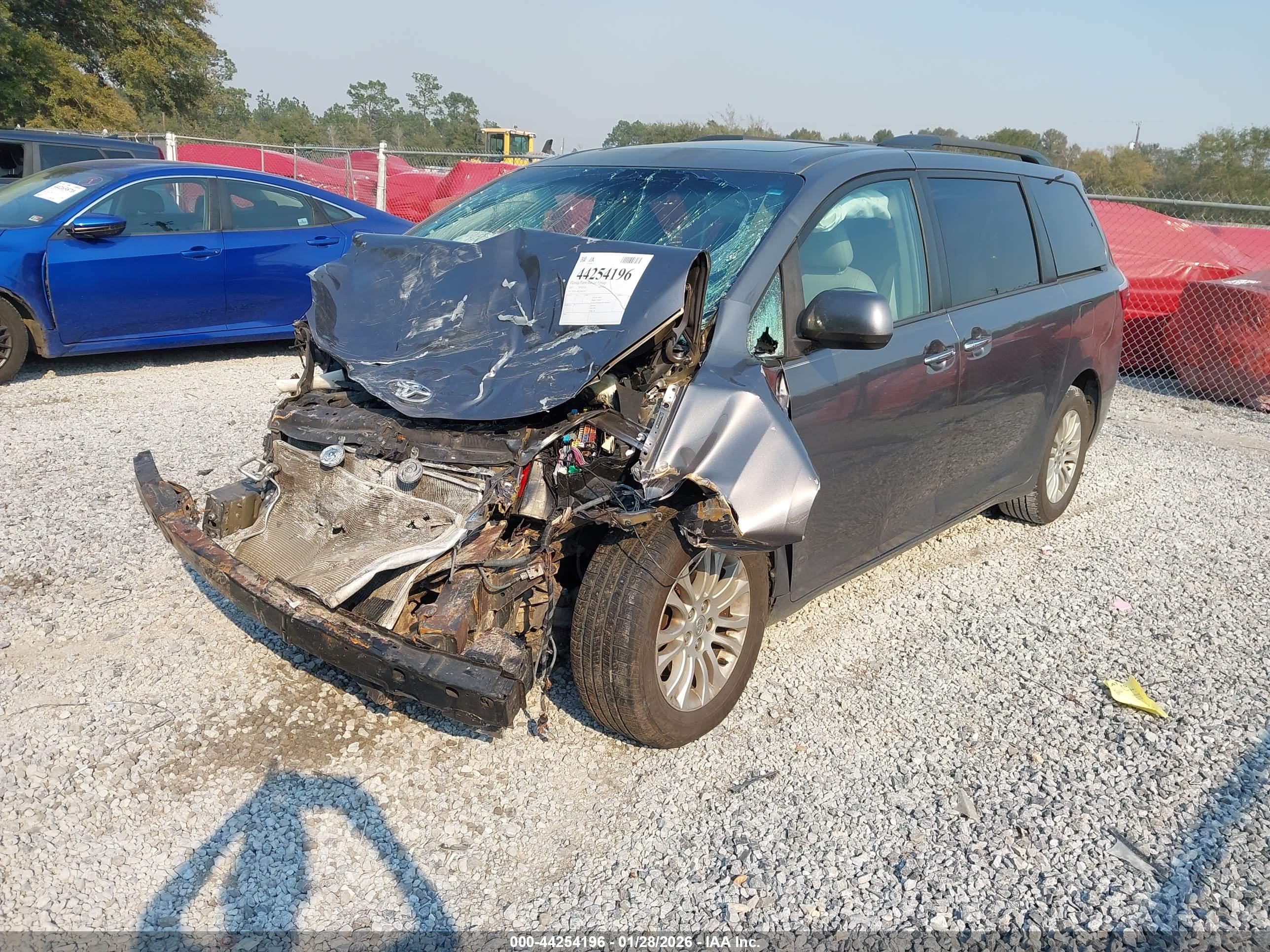 TOYOTA SIENNA image 2