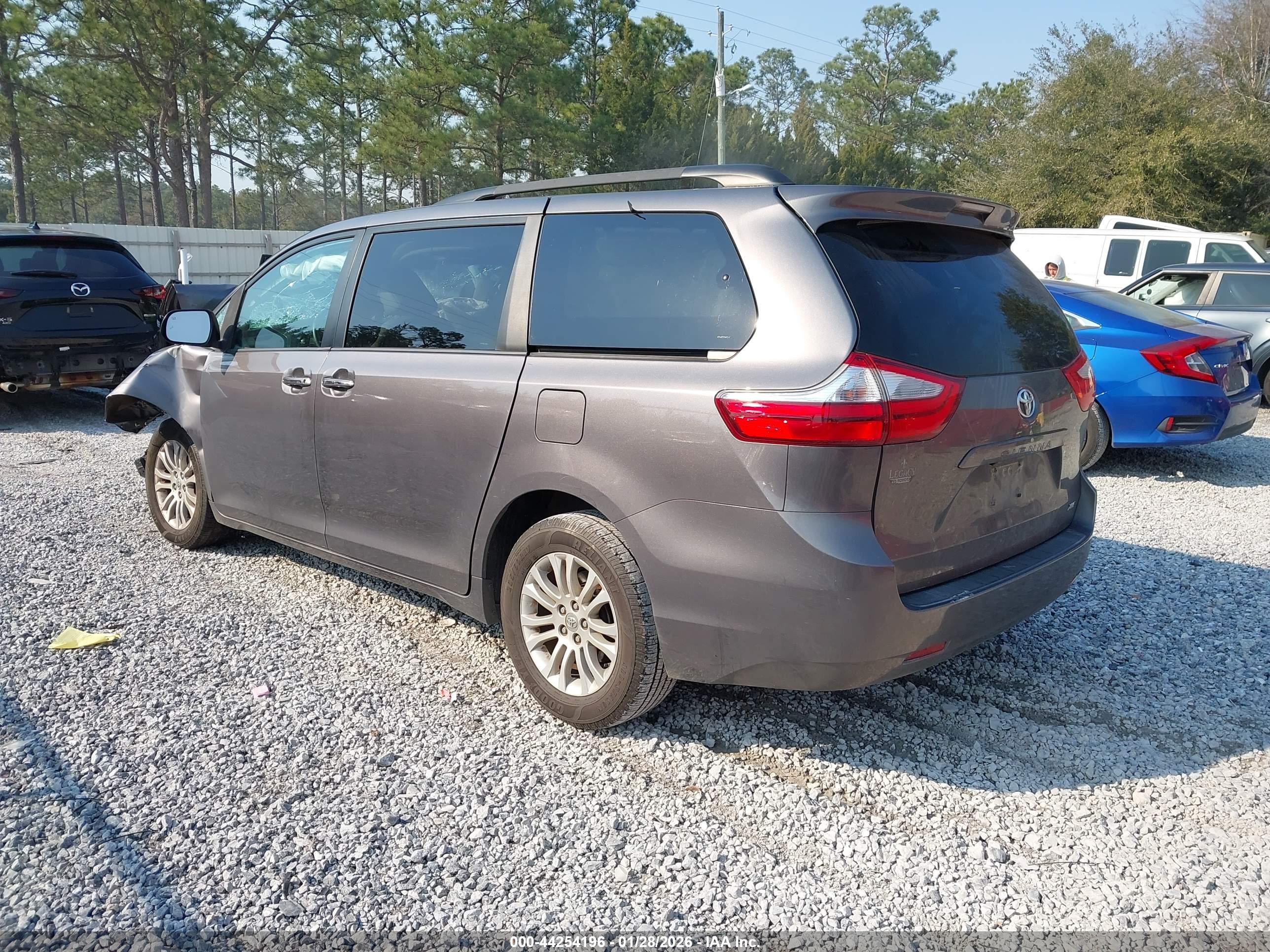 TOYOTA SIENNA image 3