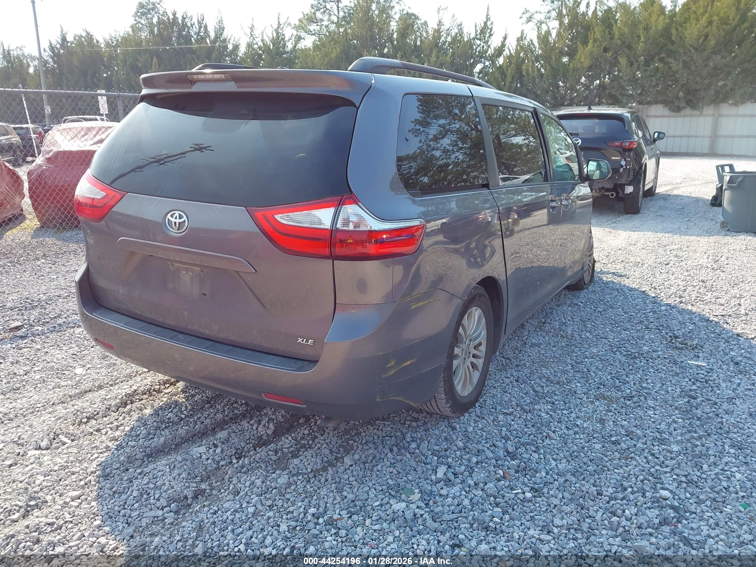 TOYOTA SIENNA image 4