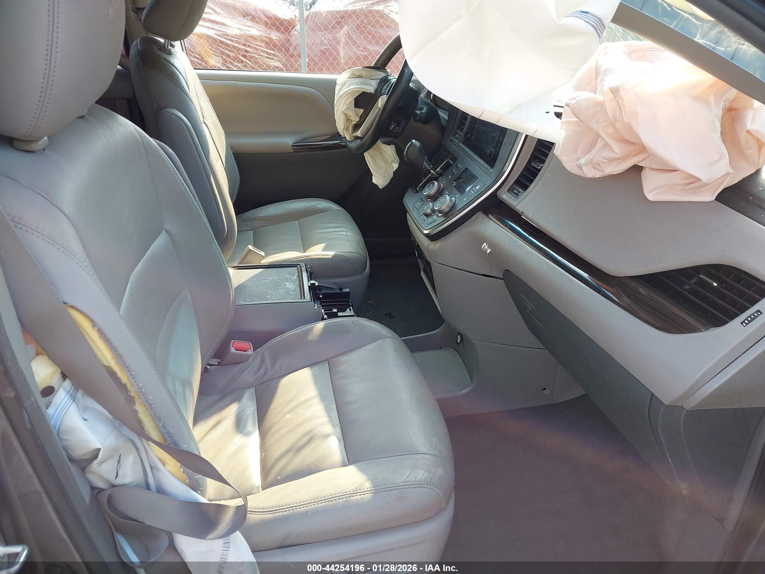 TOYOTA SIENNA image 5