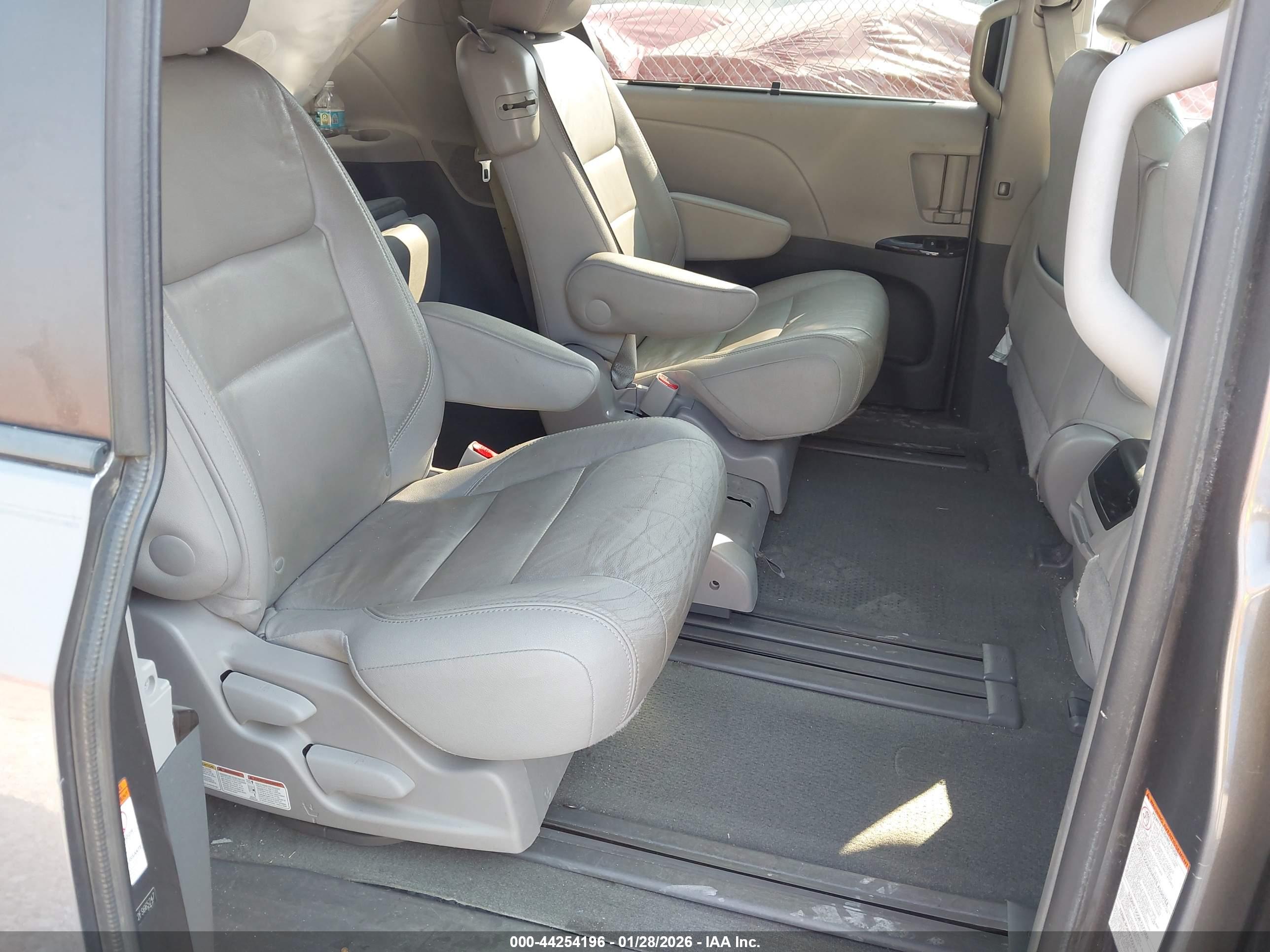 TOYOTA SIENNA image 8