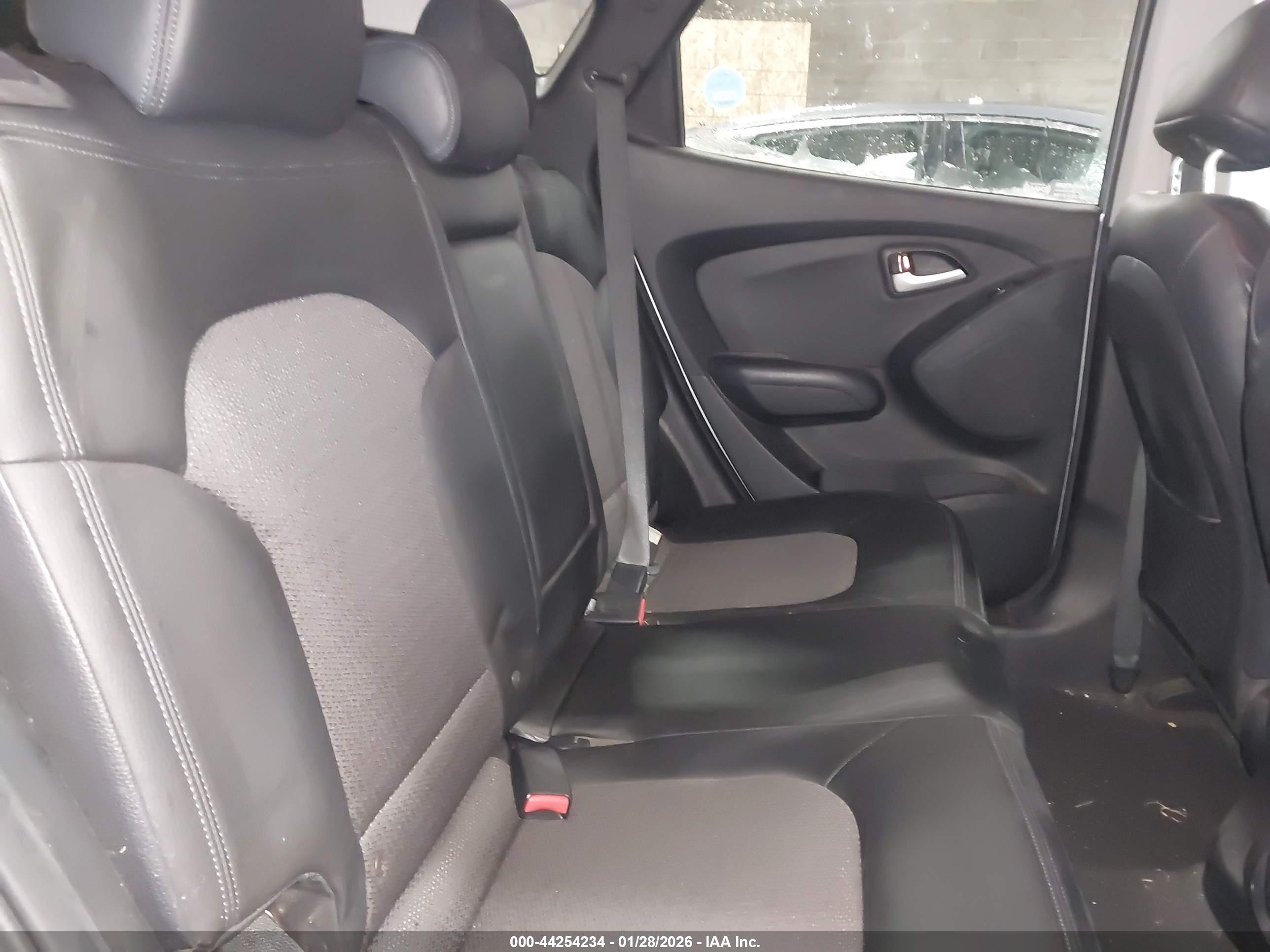 HYUNDAI TUCSON image 8