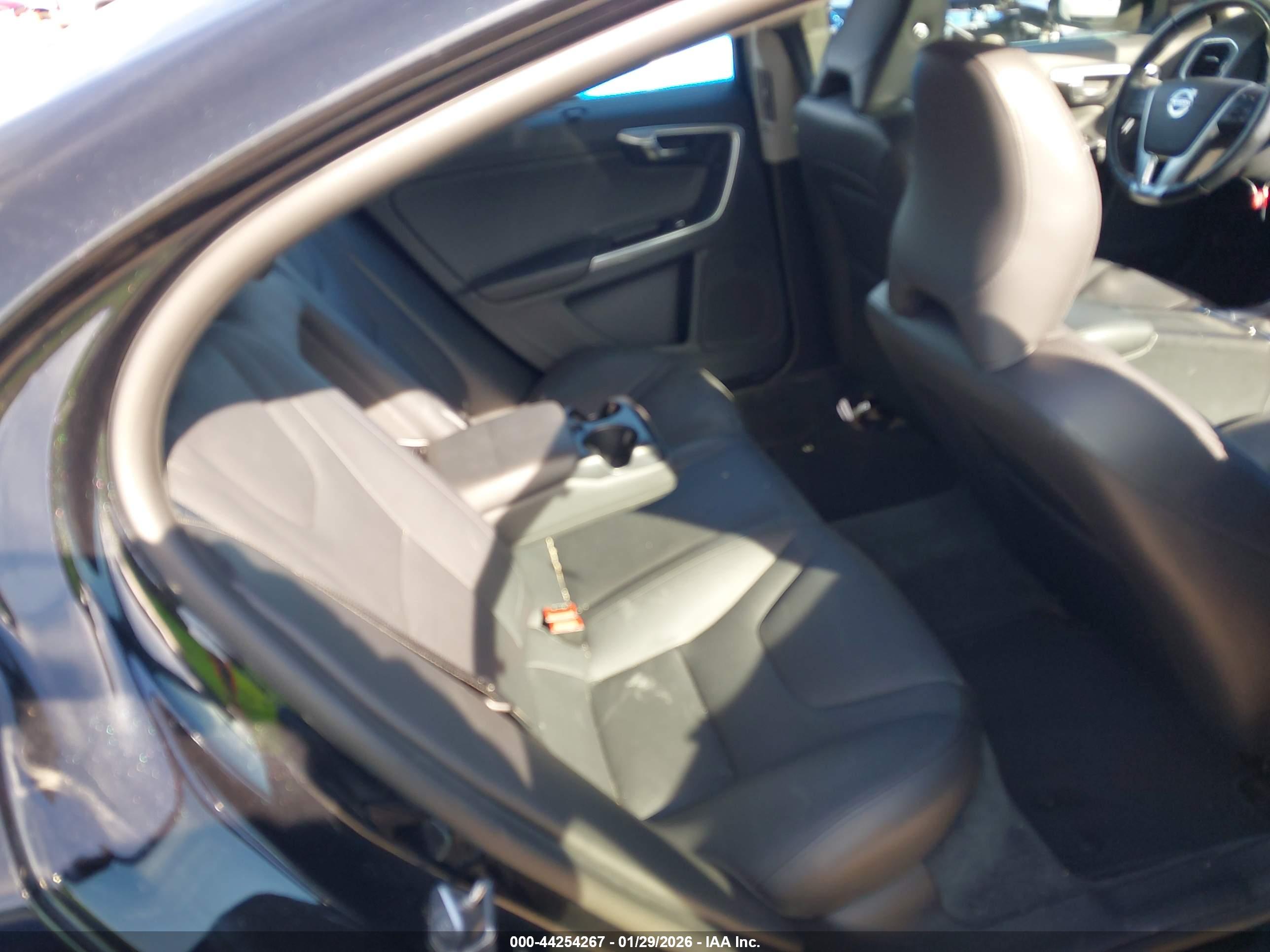 VOLVO S60 image 8