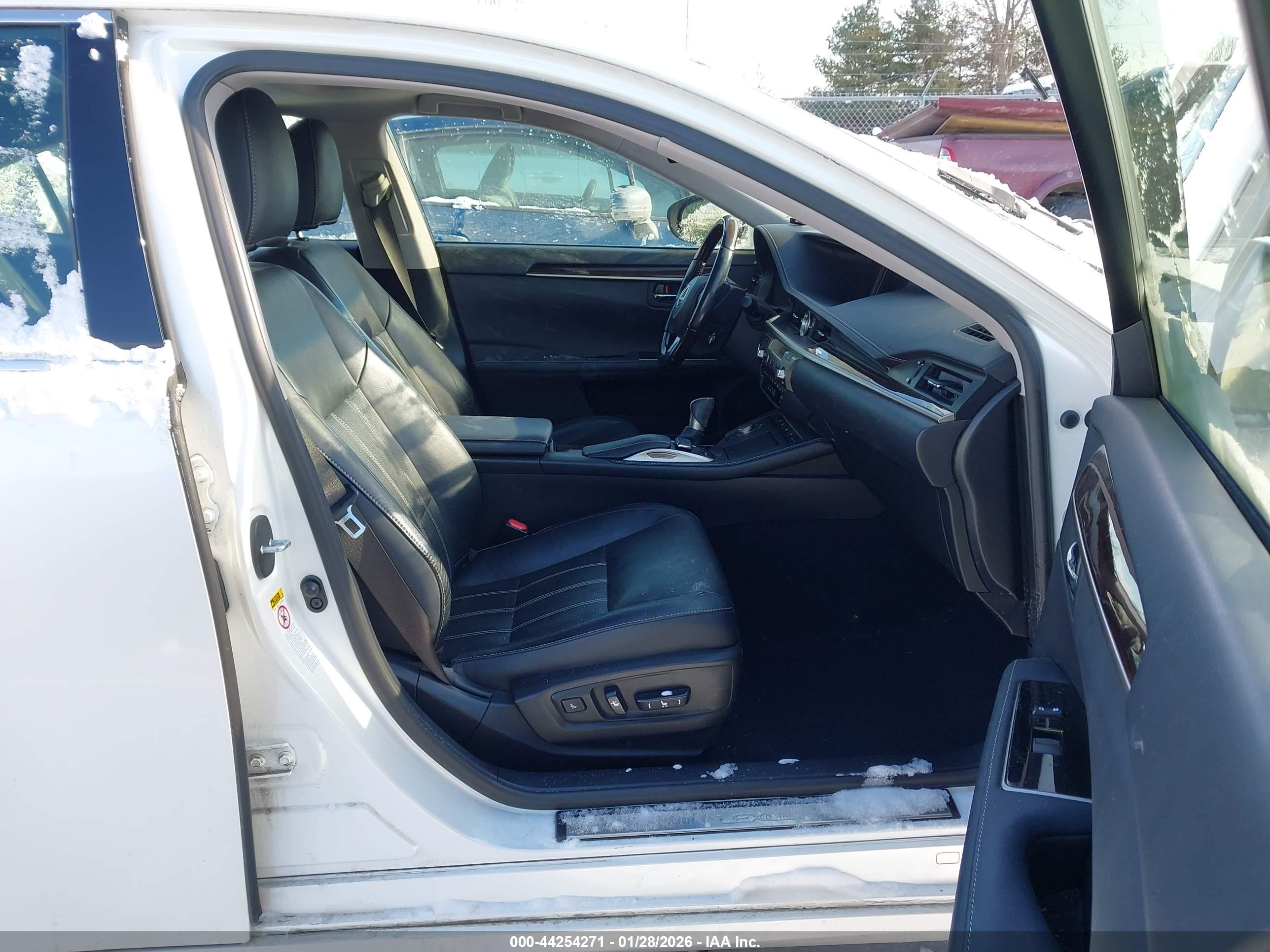 LEXUS ES image 5