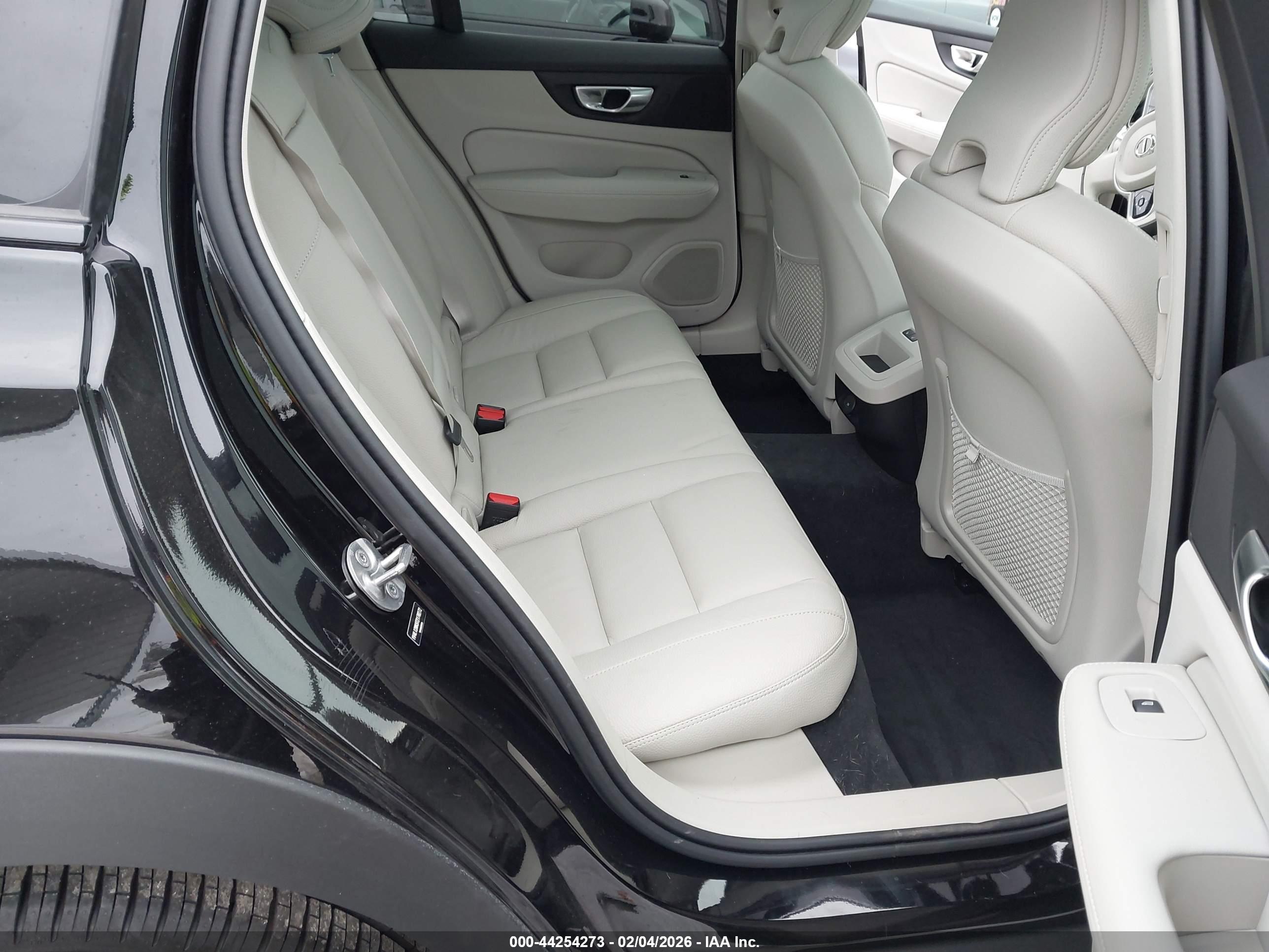 VOLVO V60 image 8