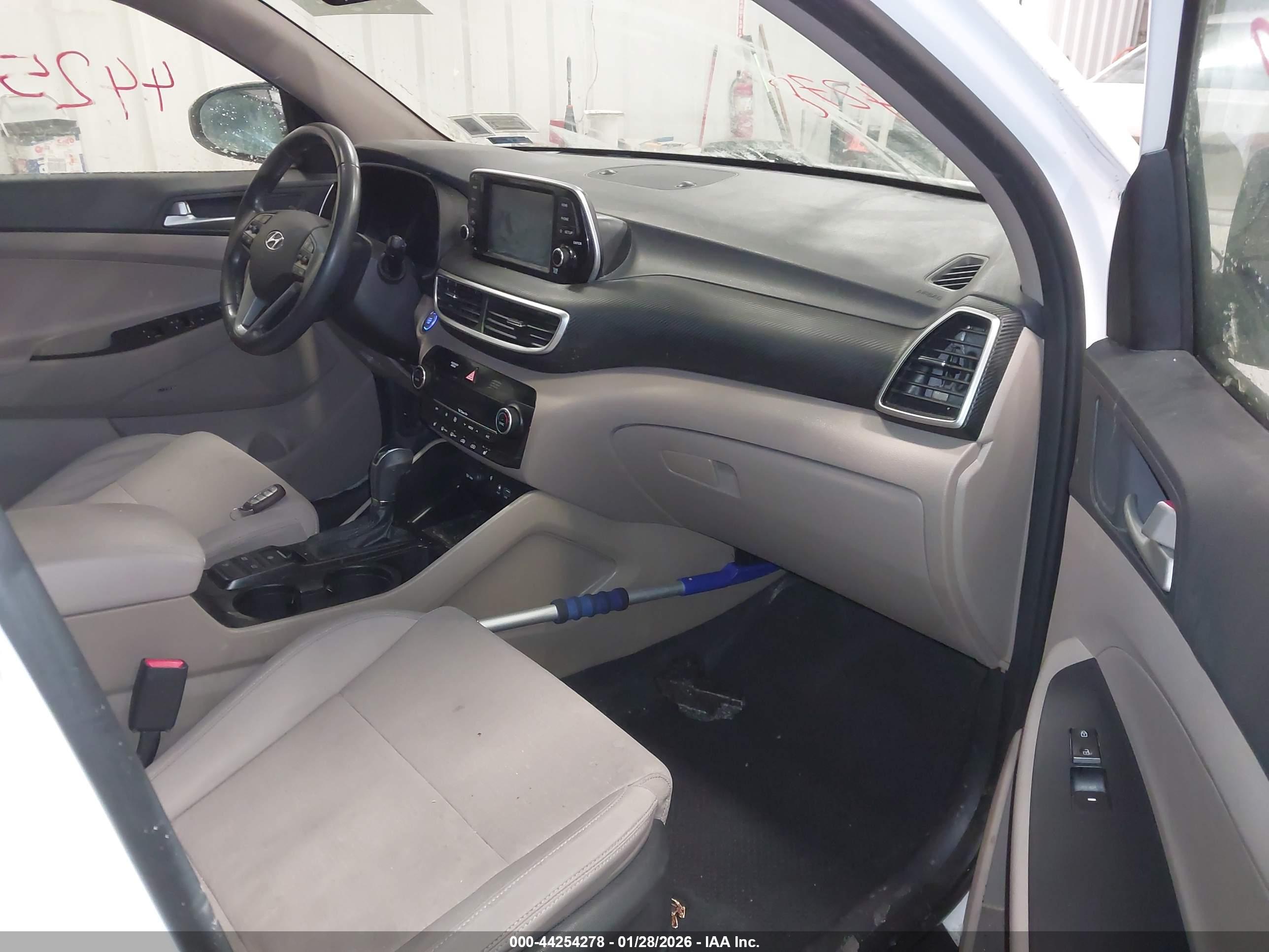 HYUNDAI TUCSON image 5