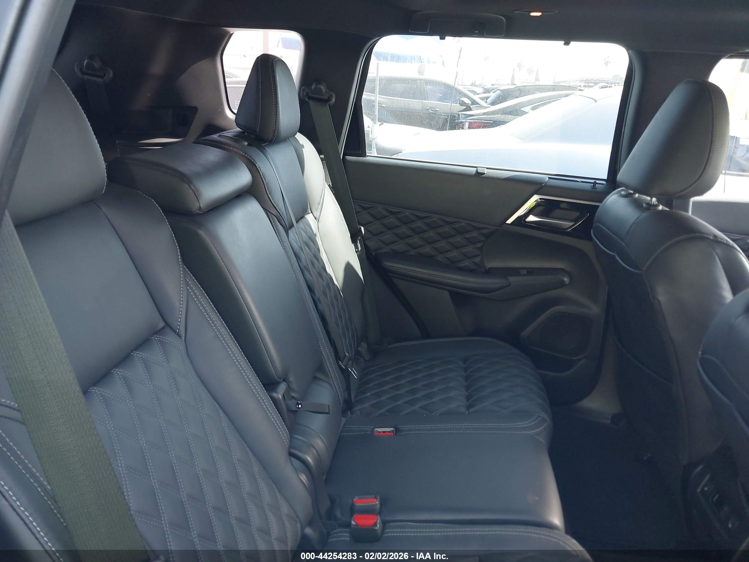 MITSUBISHI OUTLANDER image 8