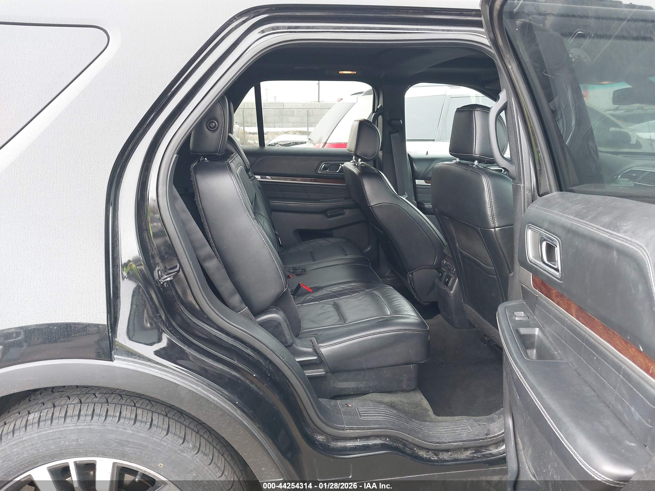 FORD EXPLORER image 8