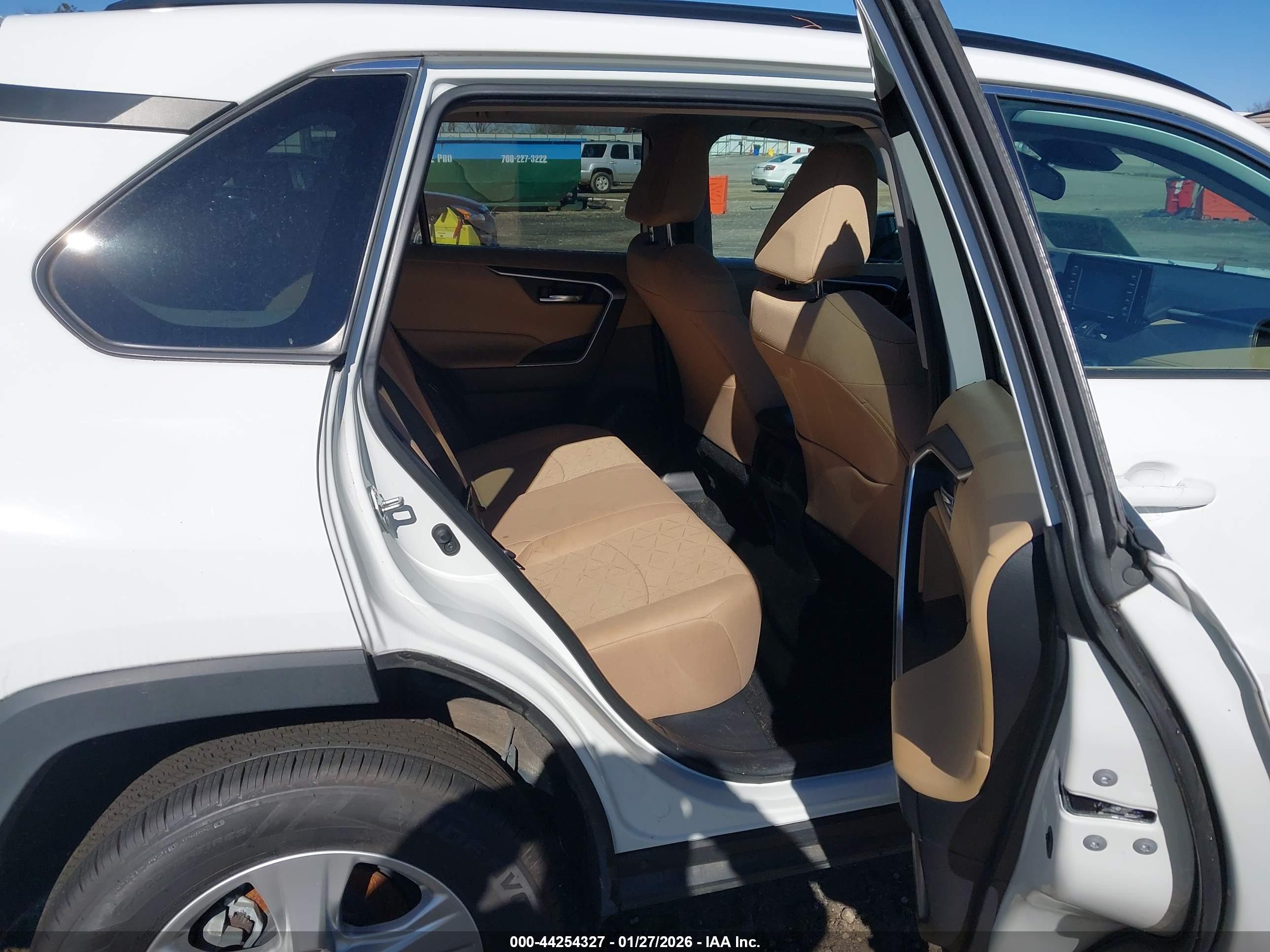 TOYOTA RAV4 image 8