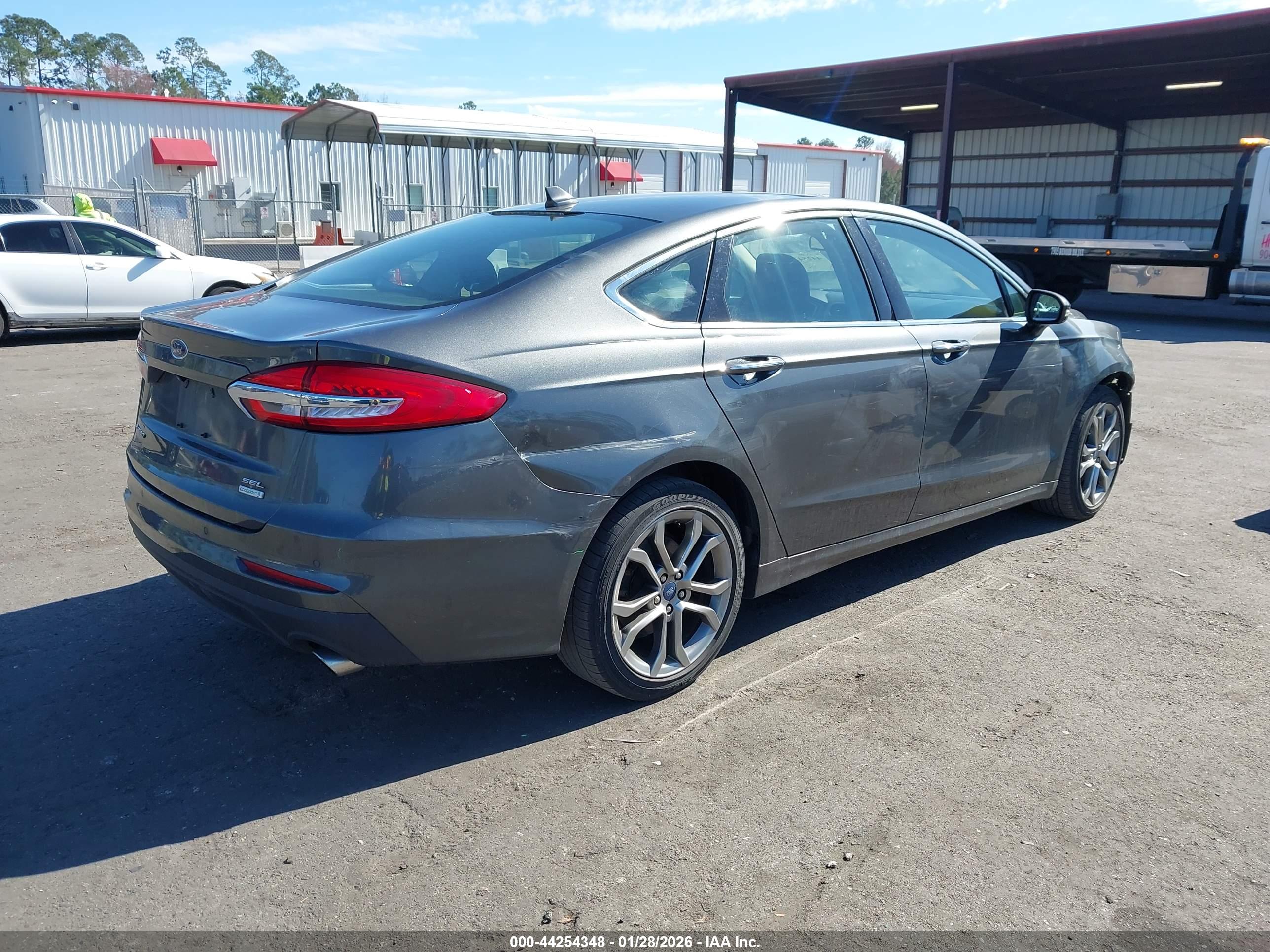 FORD FUSION image 4