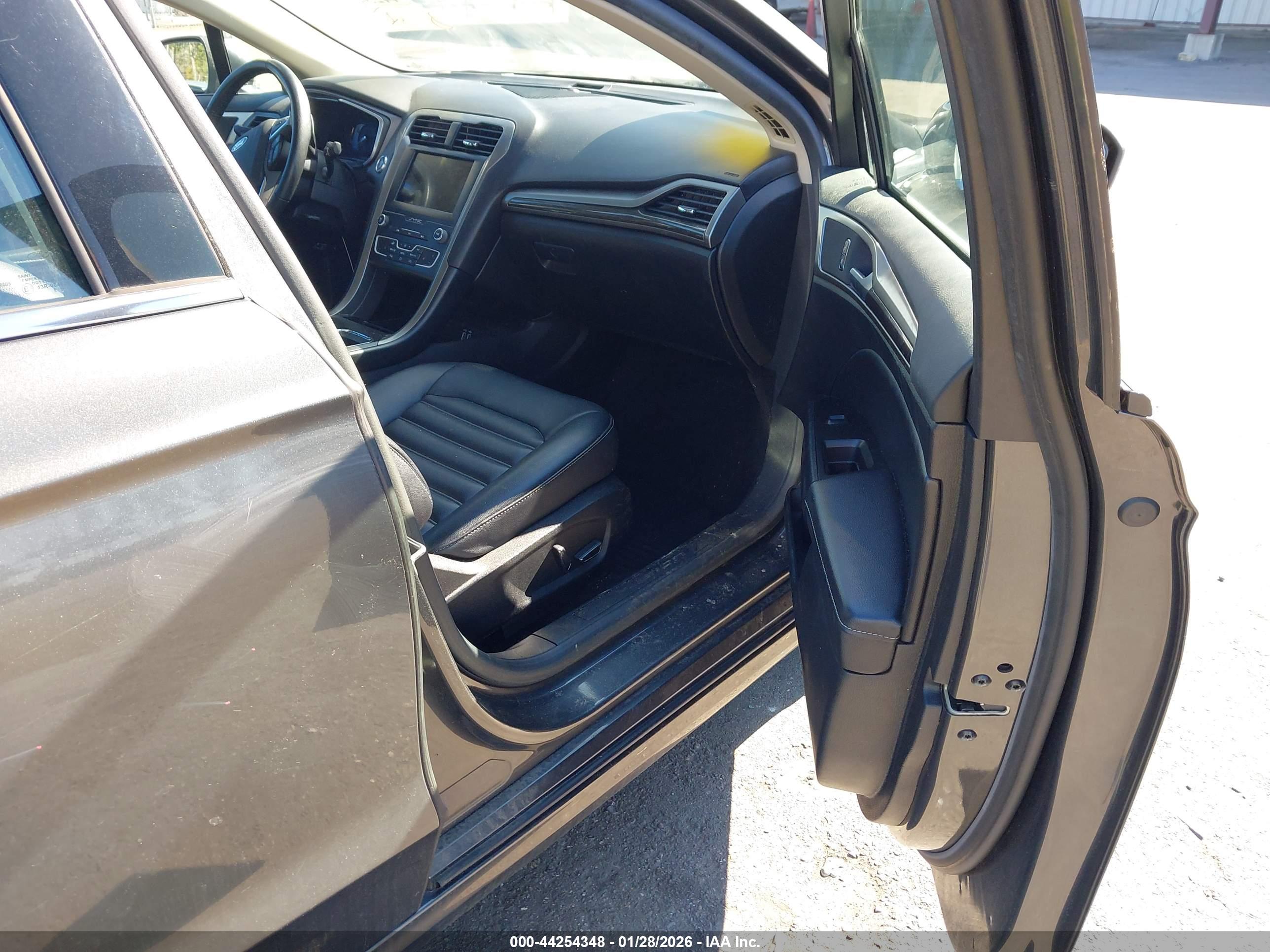 FORD FUSION image 5