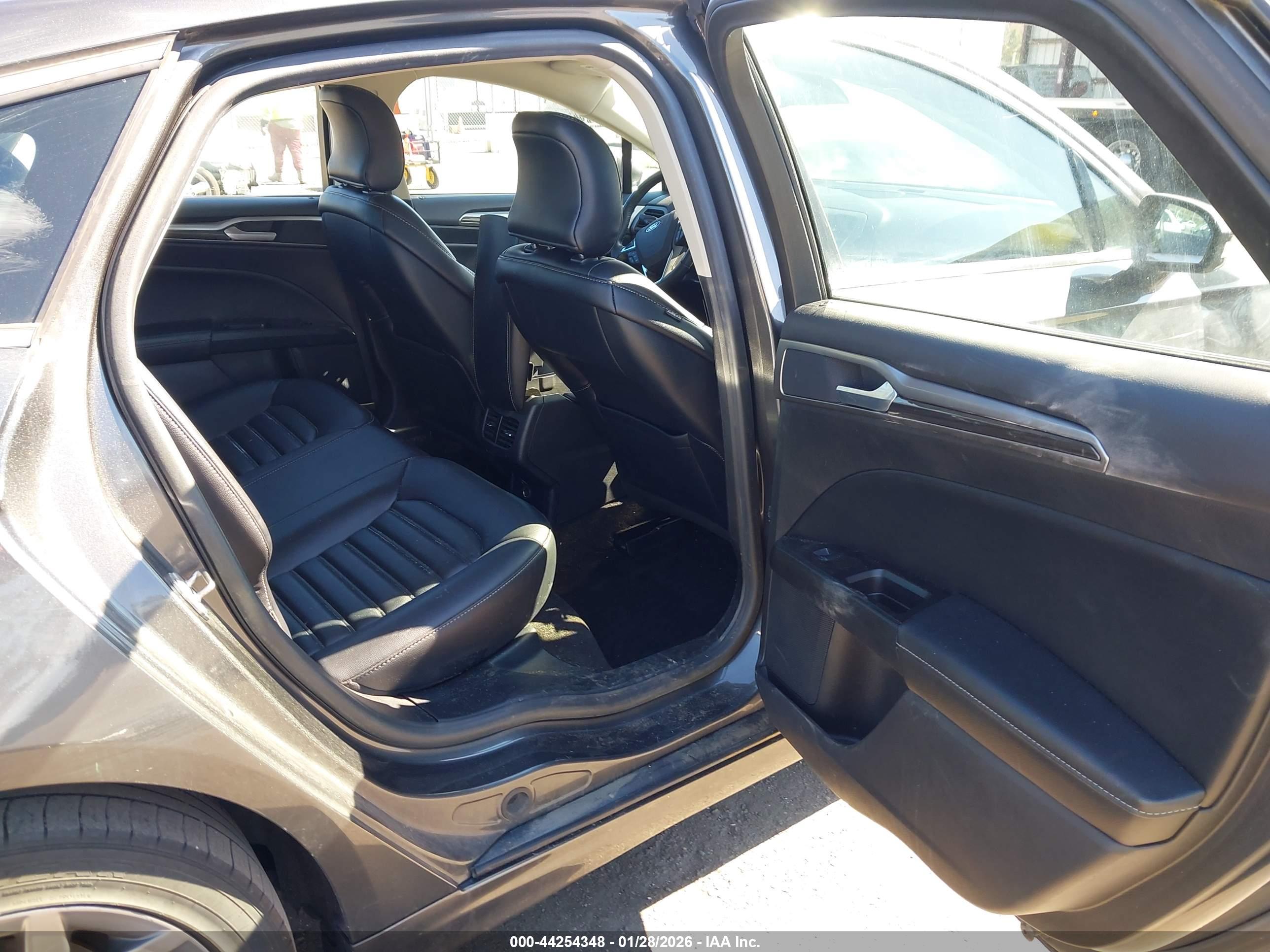 FORD FUSION image 8