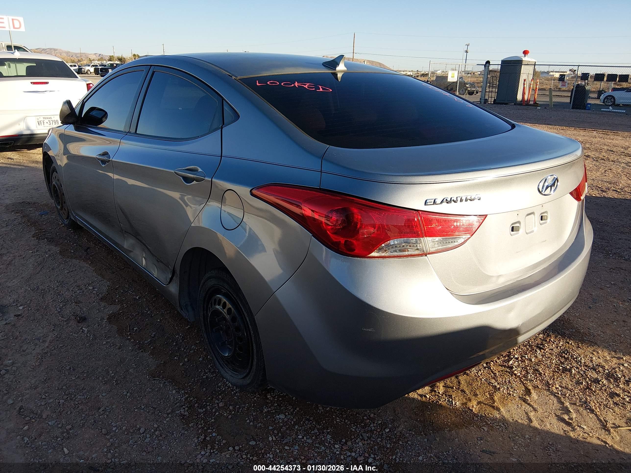 HYUNDAI ELANTRA image 3