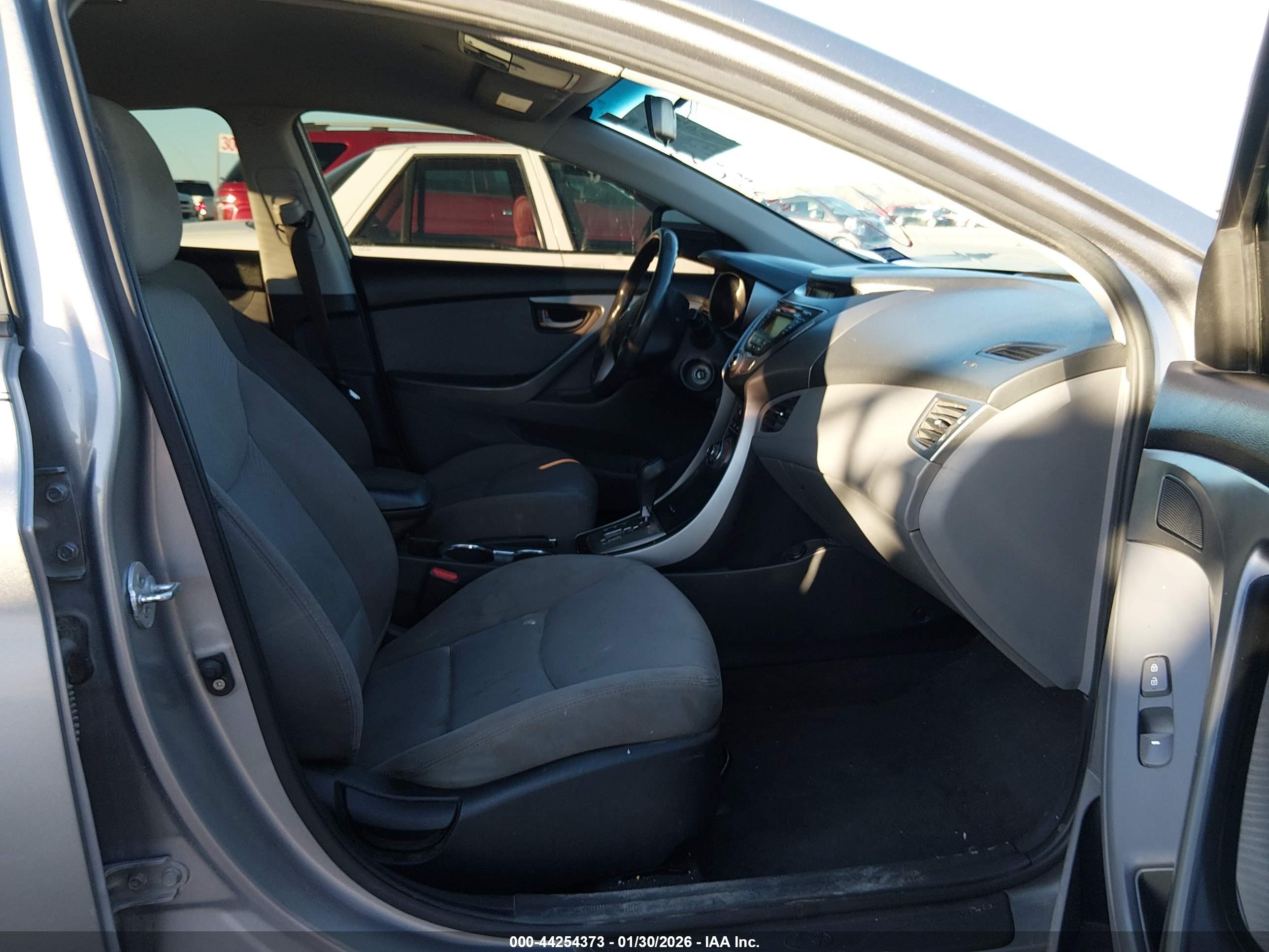 HYUNDAI ELANTRA image 5