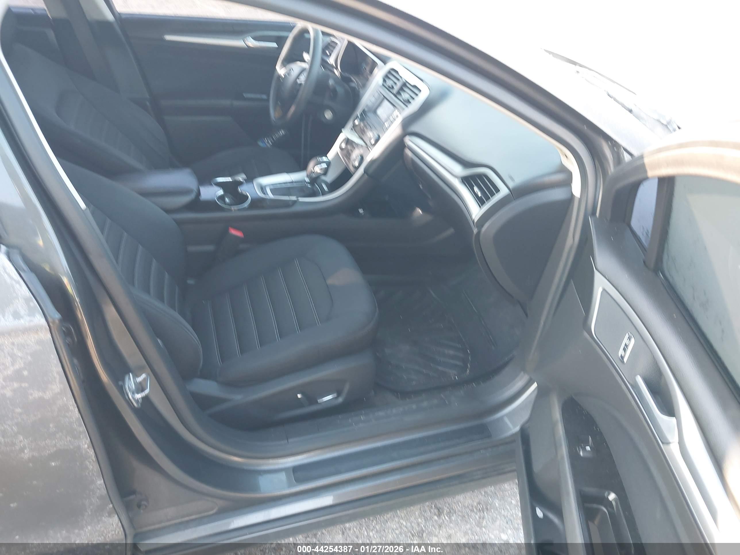 FORD FUSION image 5